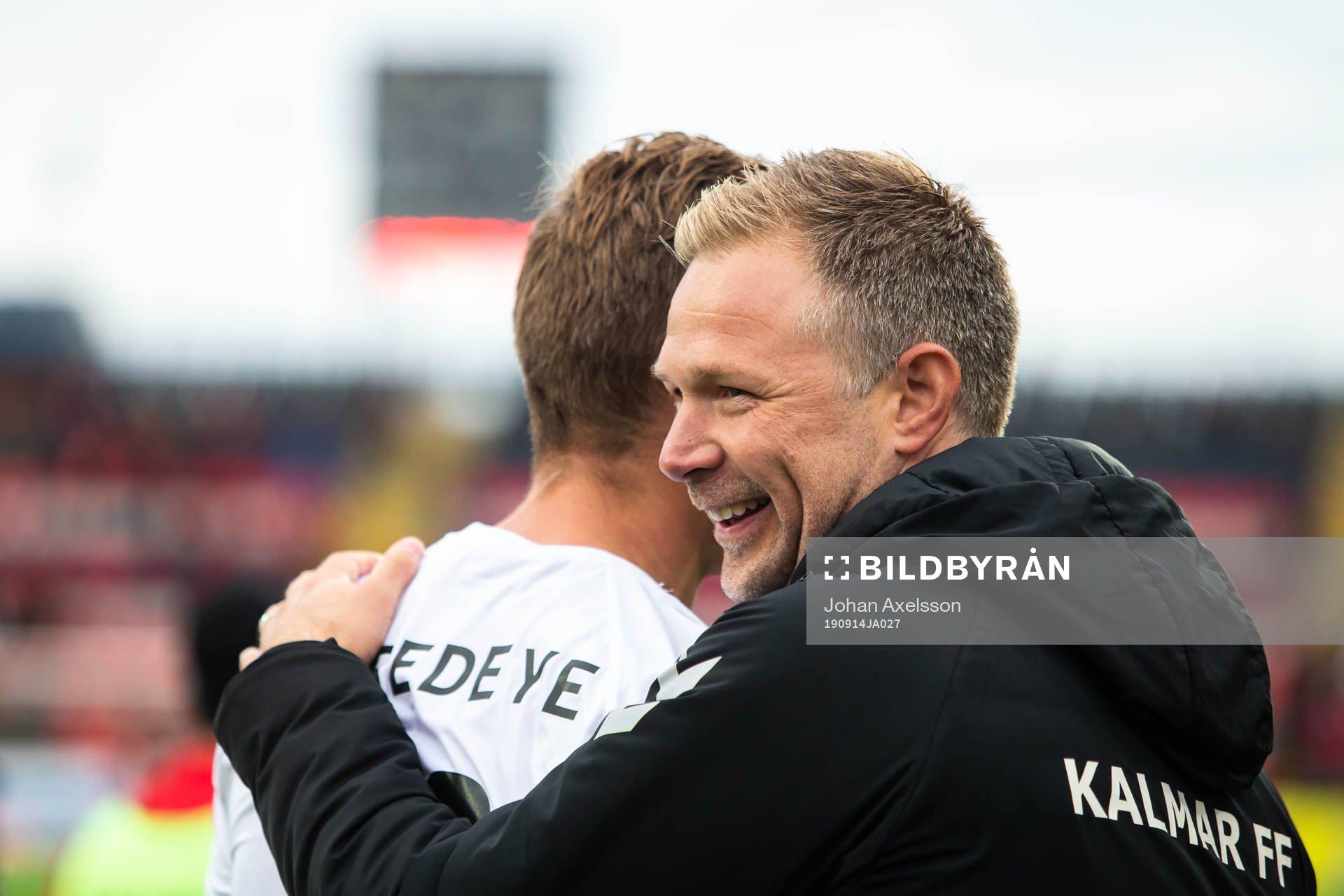 Kalmars tränare Magnus Pehrsson jublar efter fotbollsmatchen i Allsvenskan mellan Östersund och Kalmar den 14 September 2019 i Östersund.