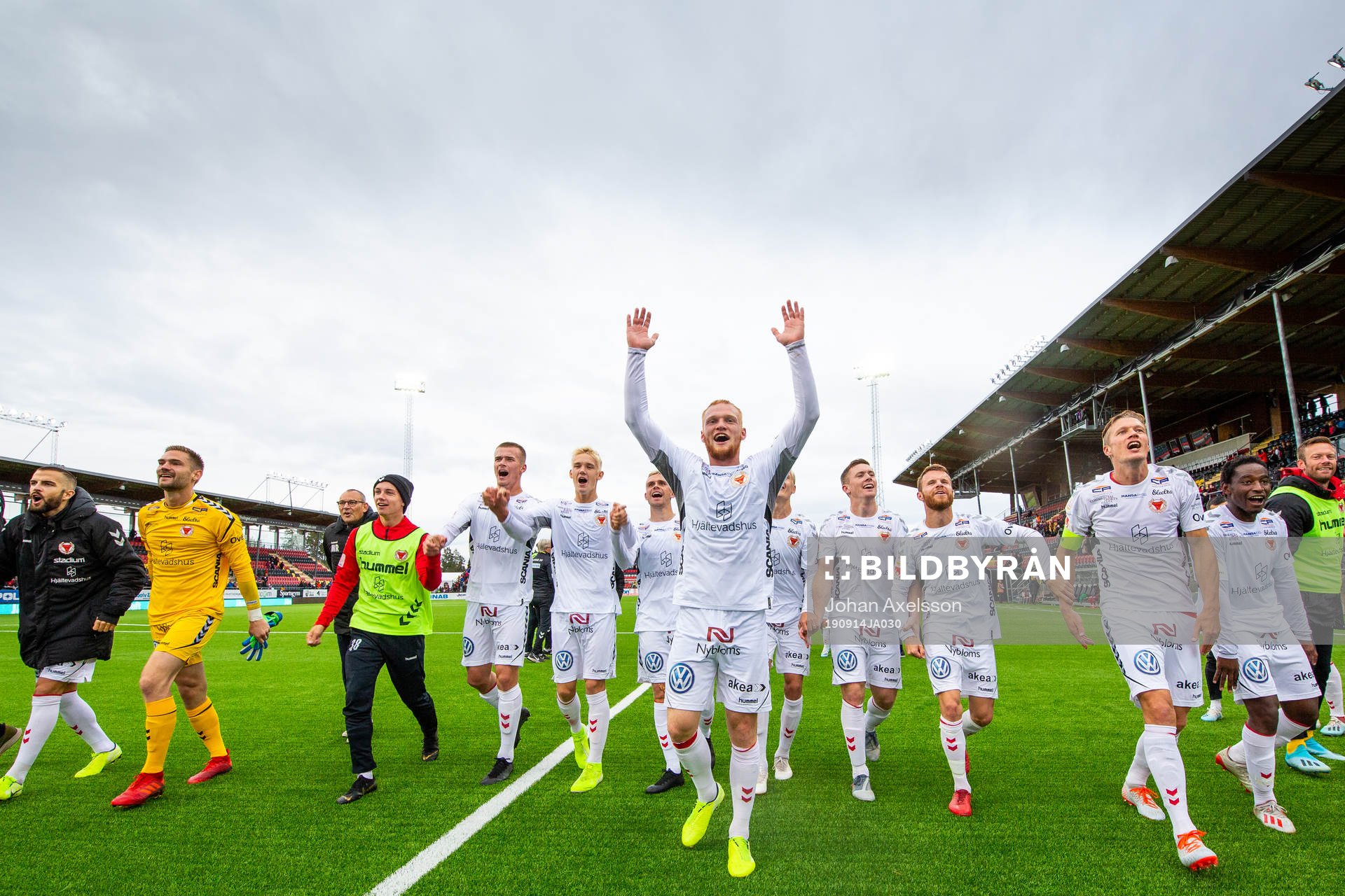 Kalmars Nils Fröling med lagkamrater jublar efter fotbollsmatchen i Allsvenskan mellan Östersund och Kalmar den 14 September 2019 i Östersund.