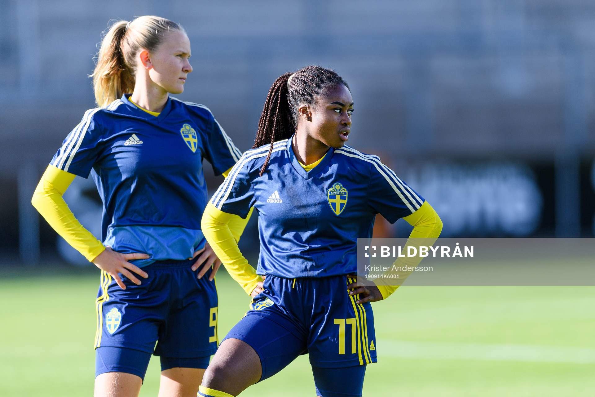 Sveriges Matilda Vinberg och Monica Jusu Bah före