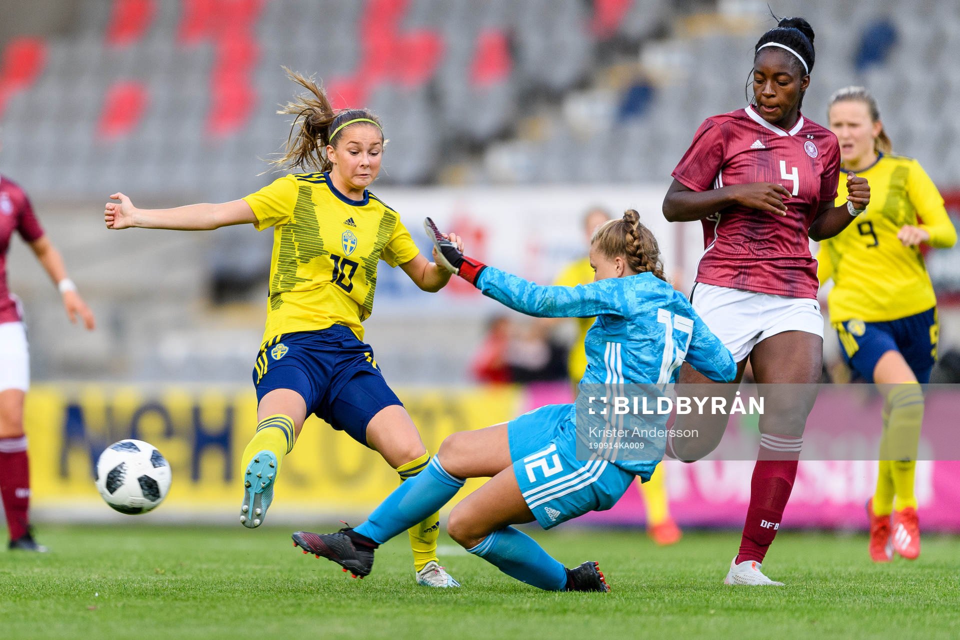 Sveriges Alice Söndergaard och Tysklands målvakt Julia