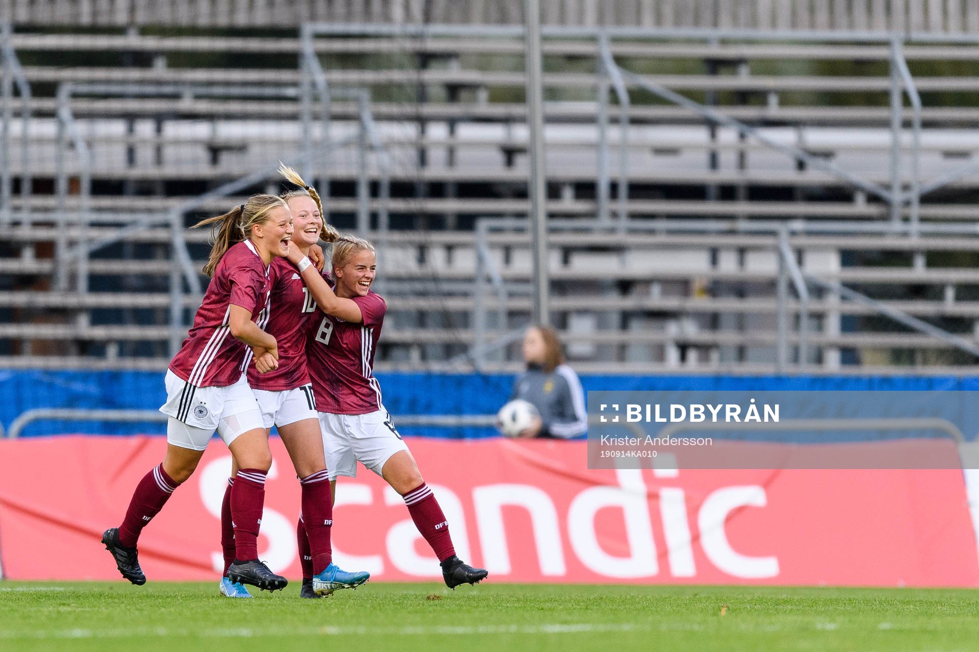 Tysklands spelare jublar efter 1-4 av Mia Büchele (mitten) under F16-landskampen i fotboll mellan Sverige och Tyskland den 14 september 2019 i Halmstad.