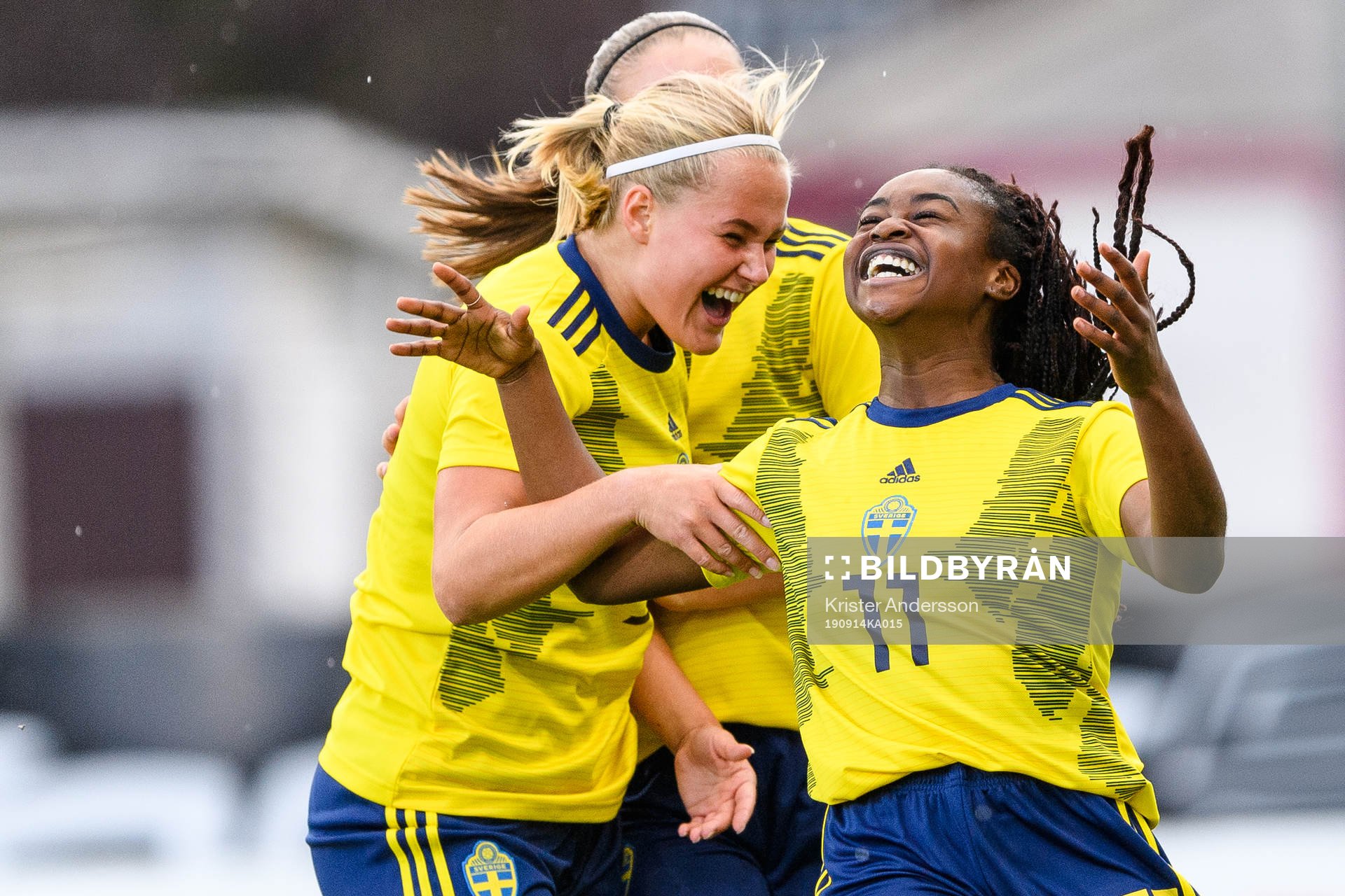 Sveriges Johanna Svedberg (v) och Monica Jusu Bah jublar efter 1-1 av Bah under F16-landskampen i fotboll mellan Sverige och Tyskland den 14 september 2019 i Halmstad.