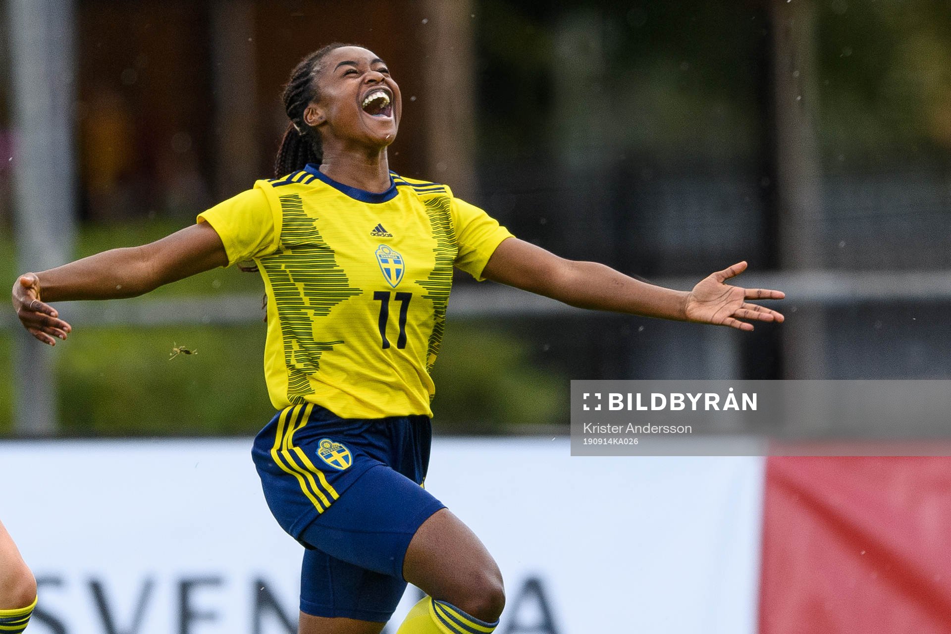 Sveriges Monica Jusu Bah jublar efter 1-1 under F16-landskampen i fotboll mellan Sverige och Tyskland den 14 september 2019 i Halmstad.