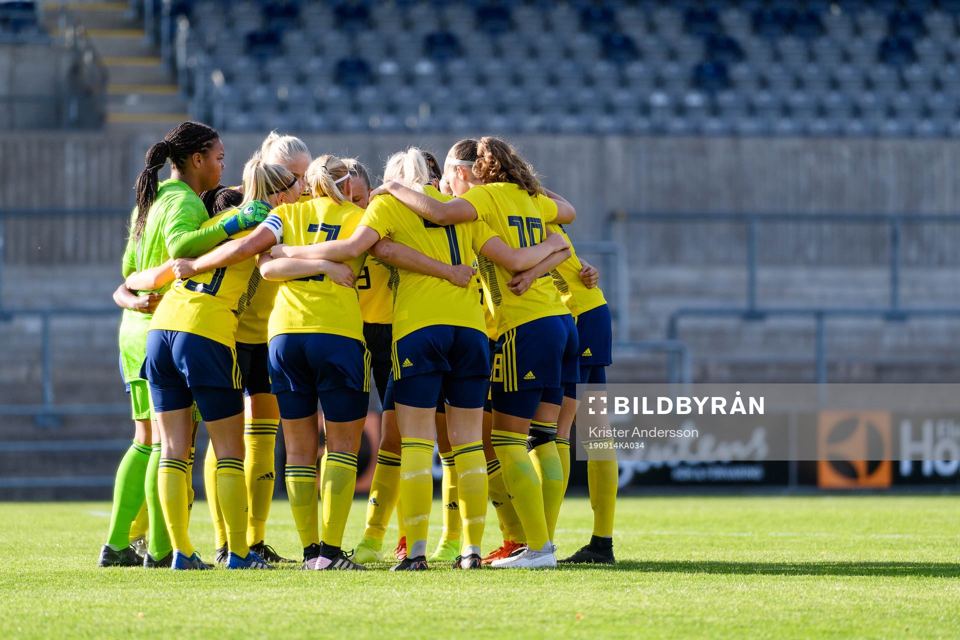 Sveriges spelare före F16-landskampen i fotboll mellan