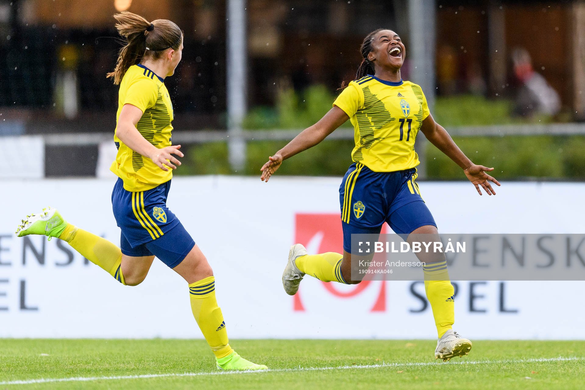 Sveriges Monica Jusu Bah jublar efter 1-1 under F16-landskampen i fotboll mellan Sverige och Tyskland den 14 september 2019 i Halmstad.