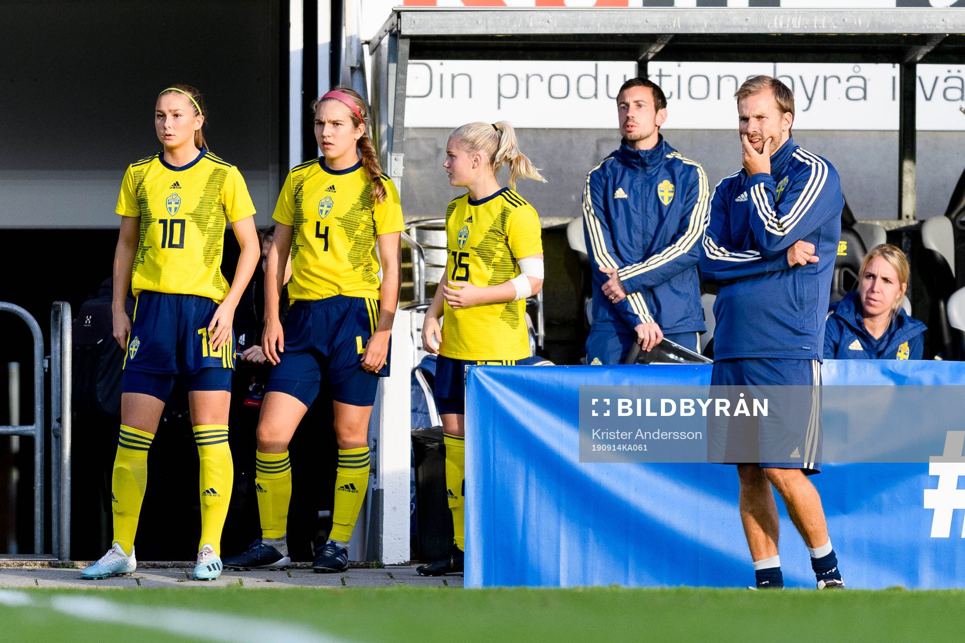 Sveriges Alice Söndergaard, Evelina Pettersson och Emelie Maria Jansson gör sig redo för bytas intillsammans med förbundskapten Pär Lagerström (h)
