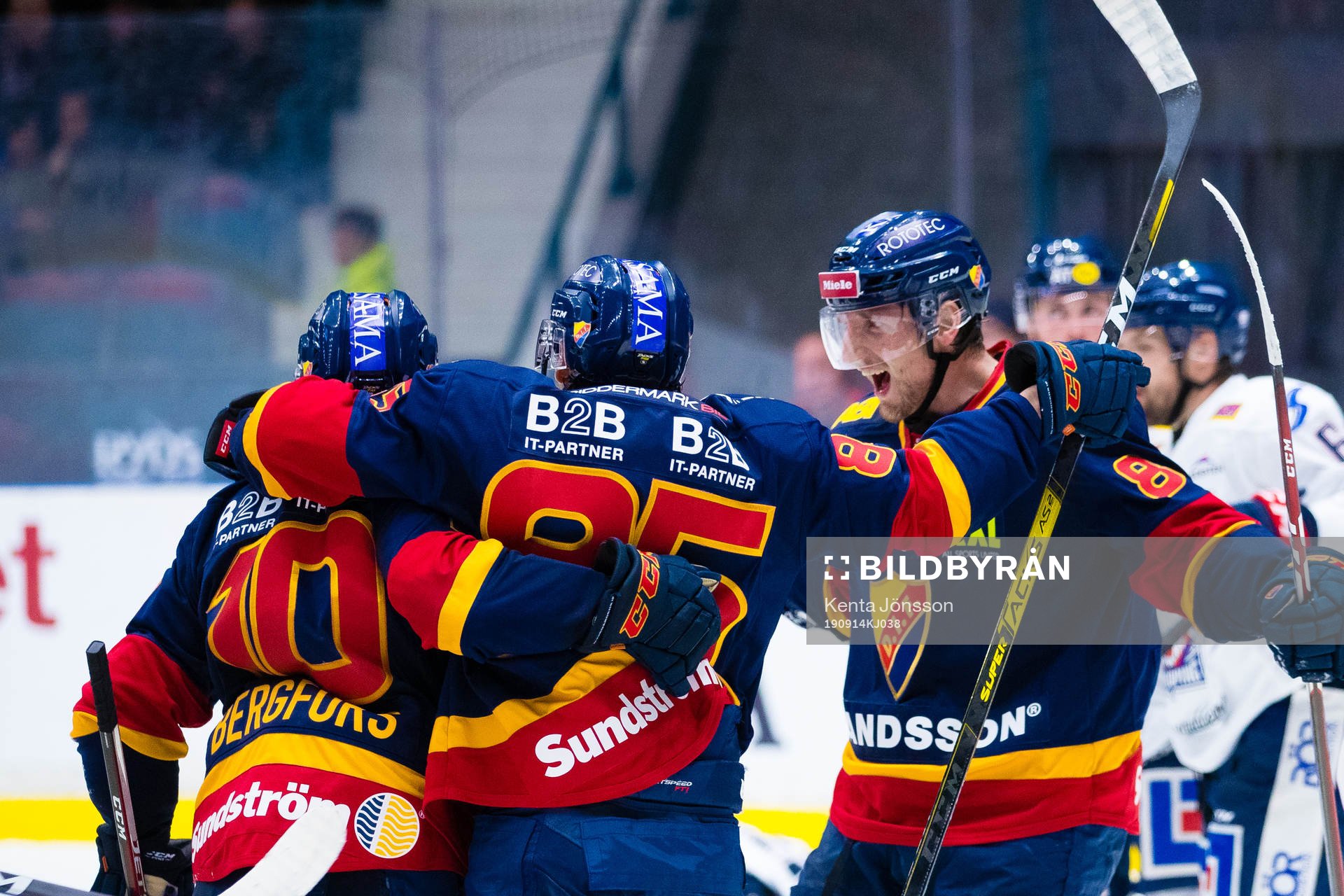 Djurgårdens Niclas Bergfors jublar med Michael Haga och