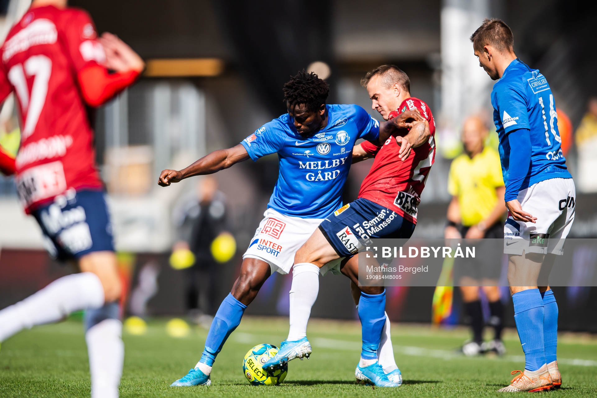 Trelleborgs Abdul Fatawu Safiu och Oscar Johansson mot