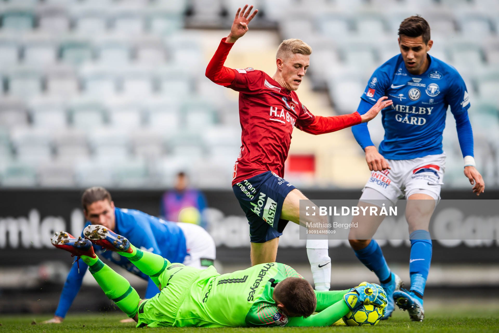 Trelleborgs målvakt Andreas Beck Larsen räddar framför