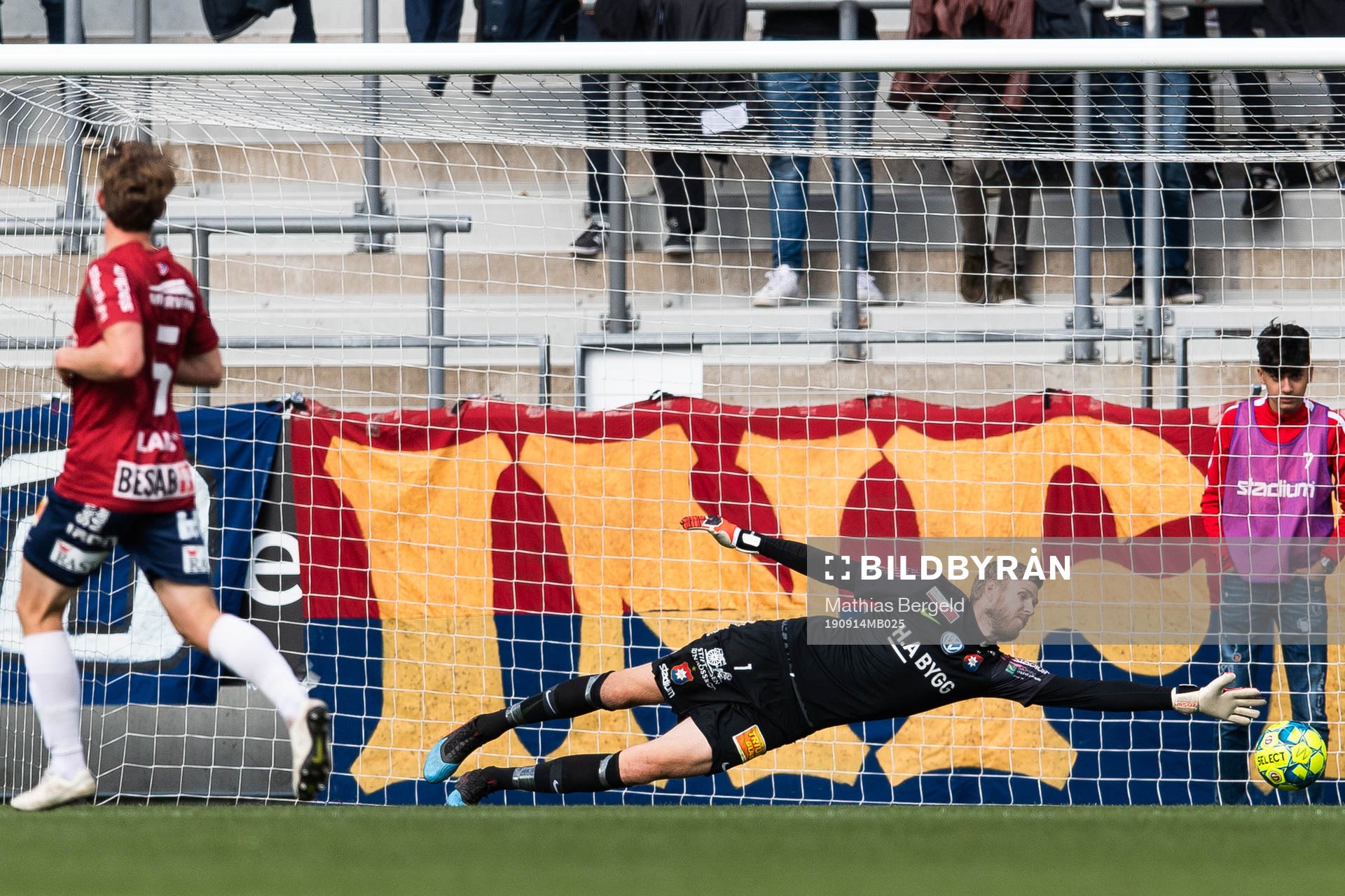 Örgrytes målvakt Fredrik Andersson släpper in 0-1 från