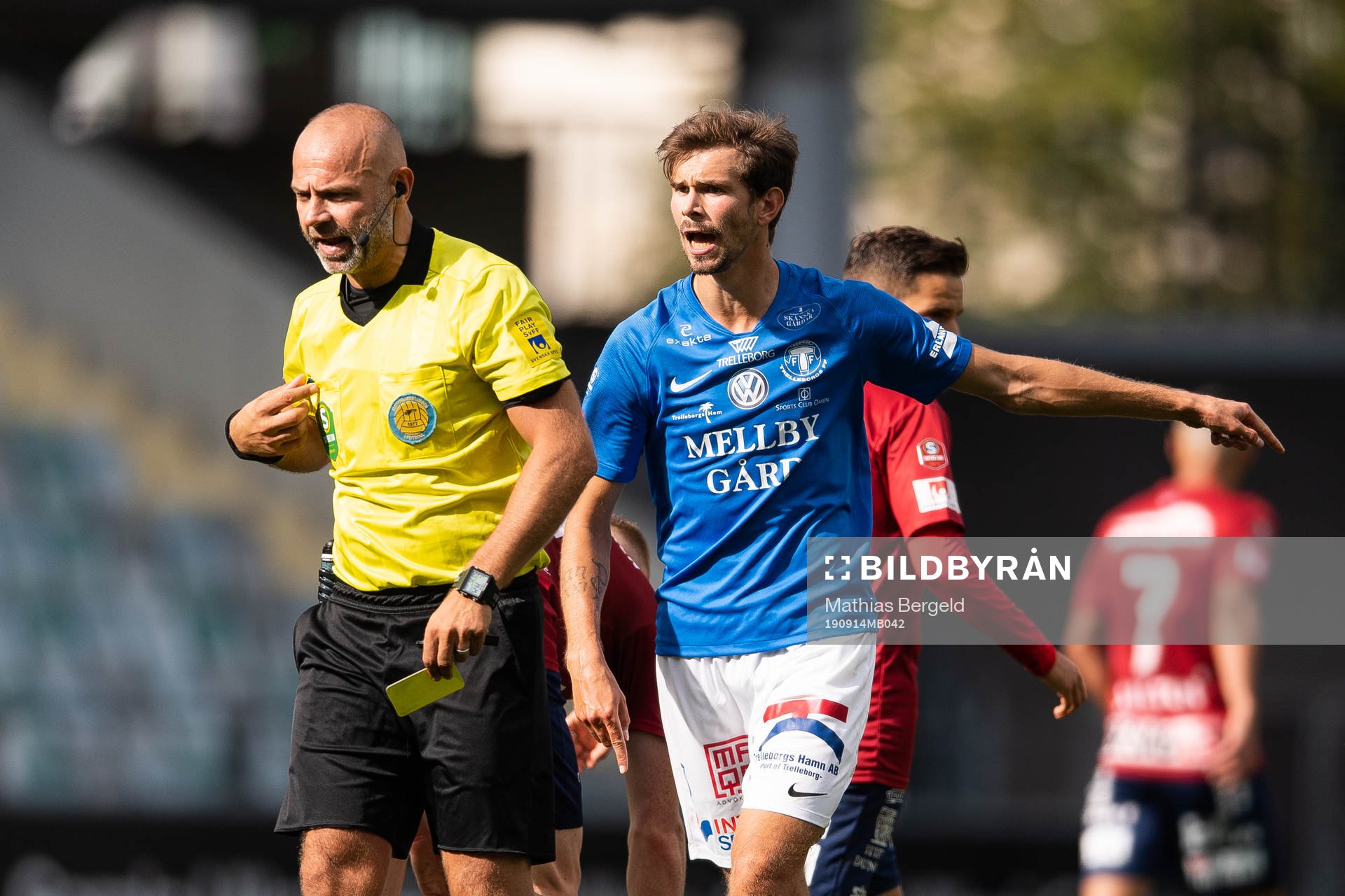 Trelleborgs Sebastian Ohlsson reagerar mot domare Robert