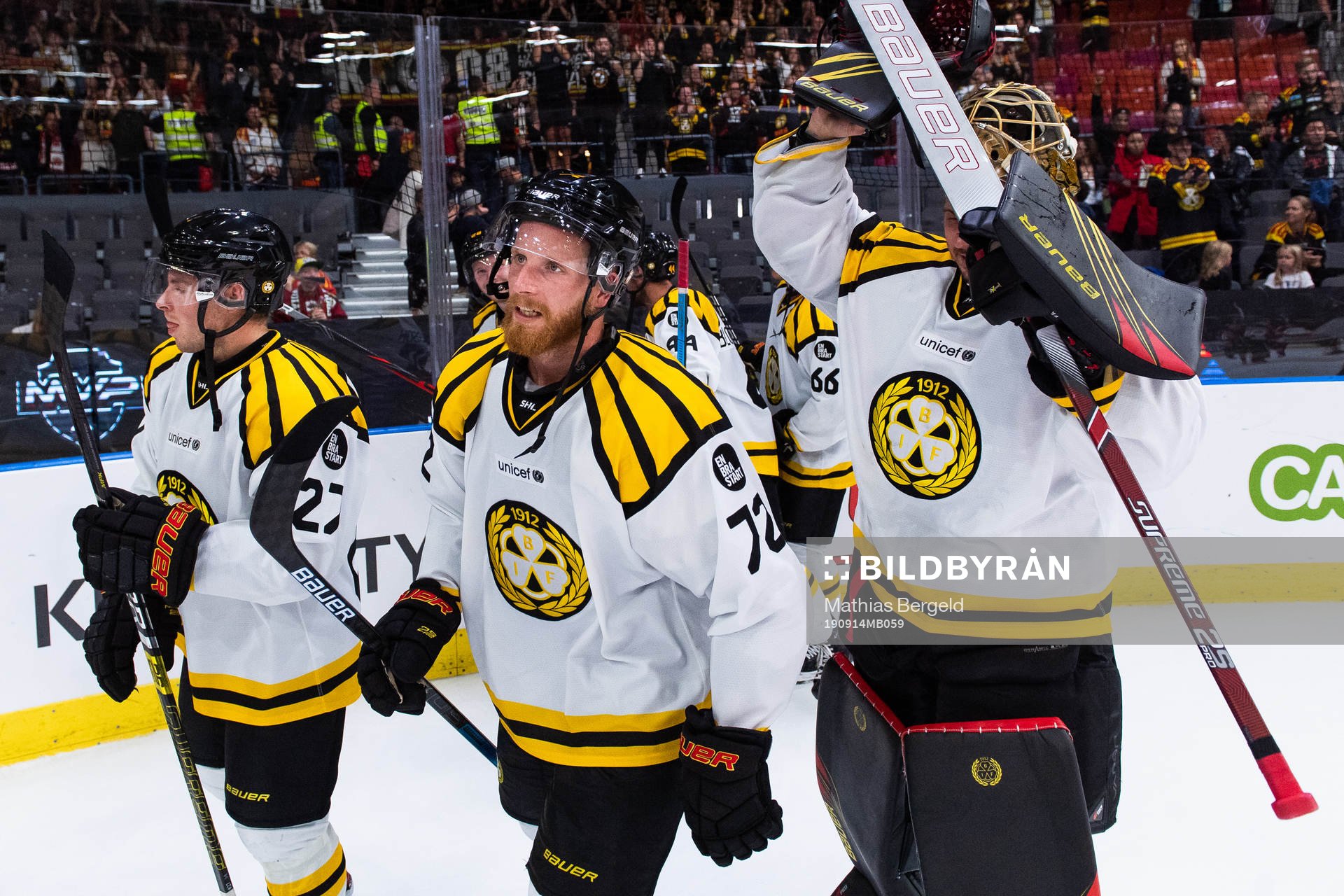 Brynäs Emil Forslund och Joachim Rodin tackar publiken