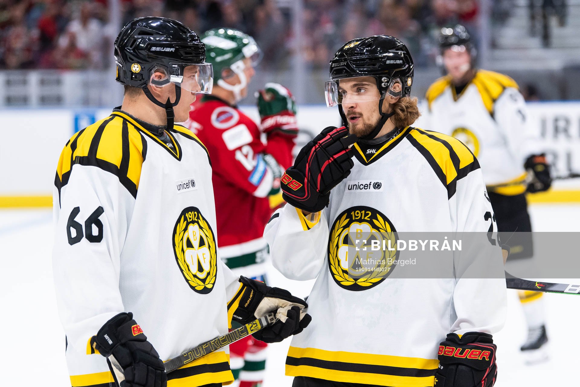 Brynäs Alexander Lindelöf och Adam Brodecki i samtal