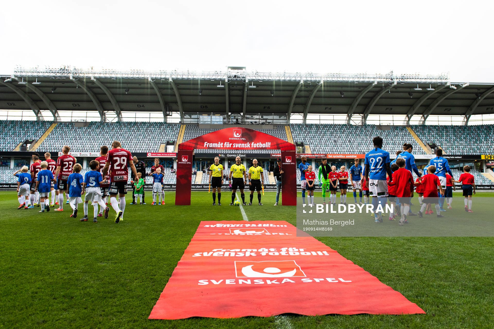 Örgrytes och Trelleborgs spelare gör entré