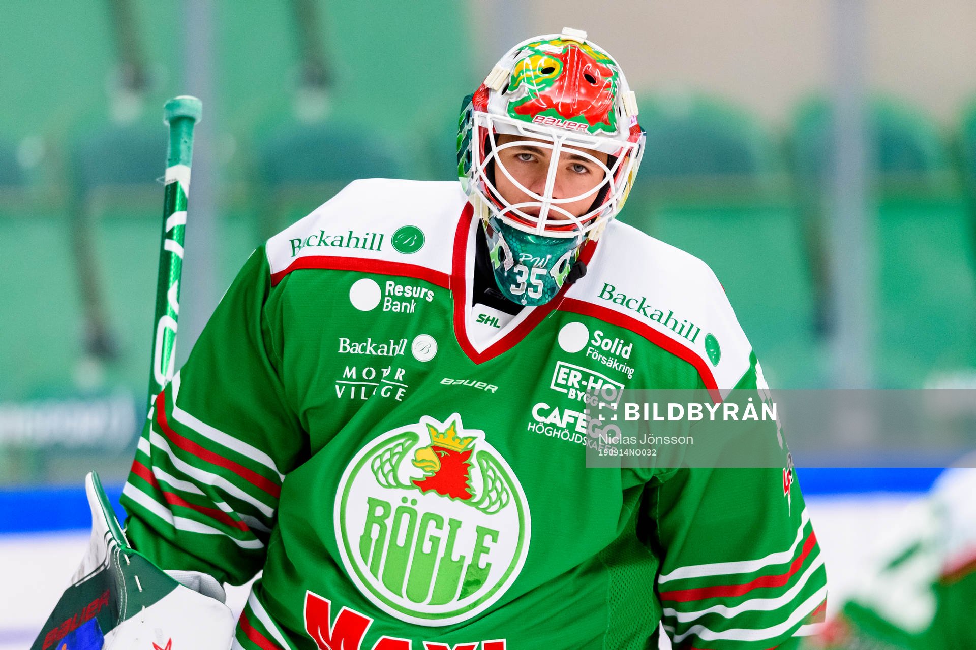 Rögles målvakt Roman Will innan ishockeymatchen i SHL