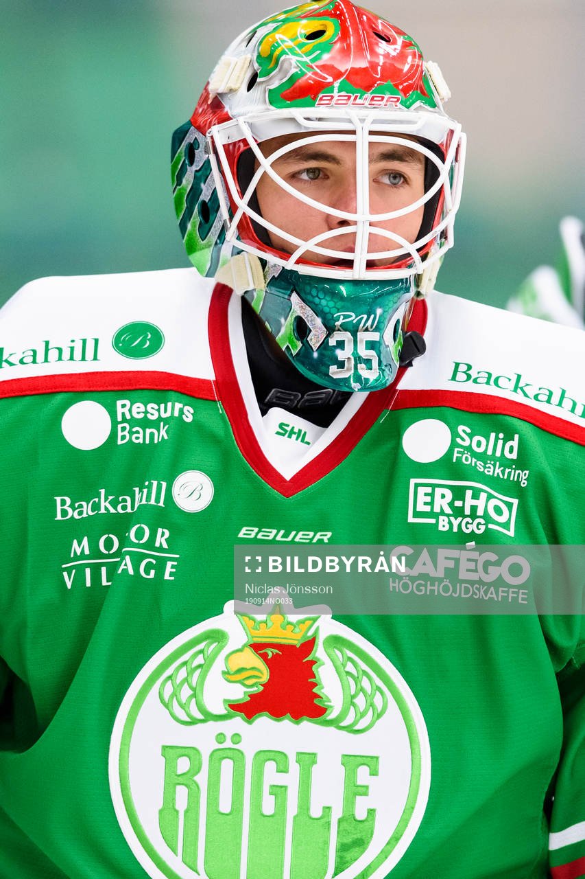 Rögles  målvakt Roman Will innan ishockeymatchen i SHL