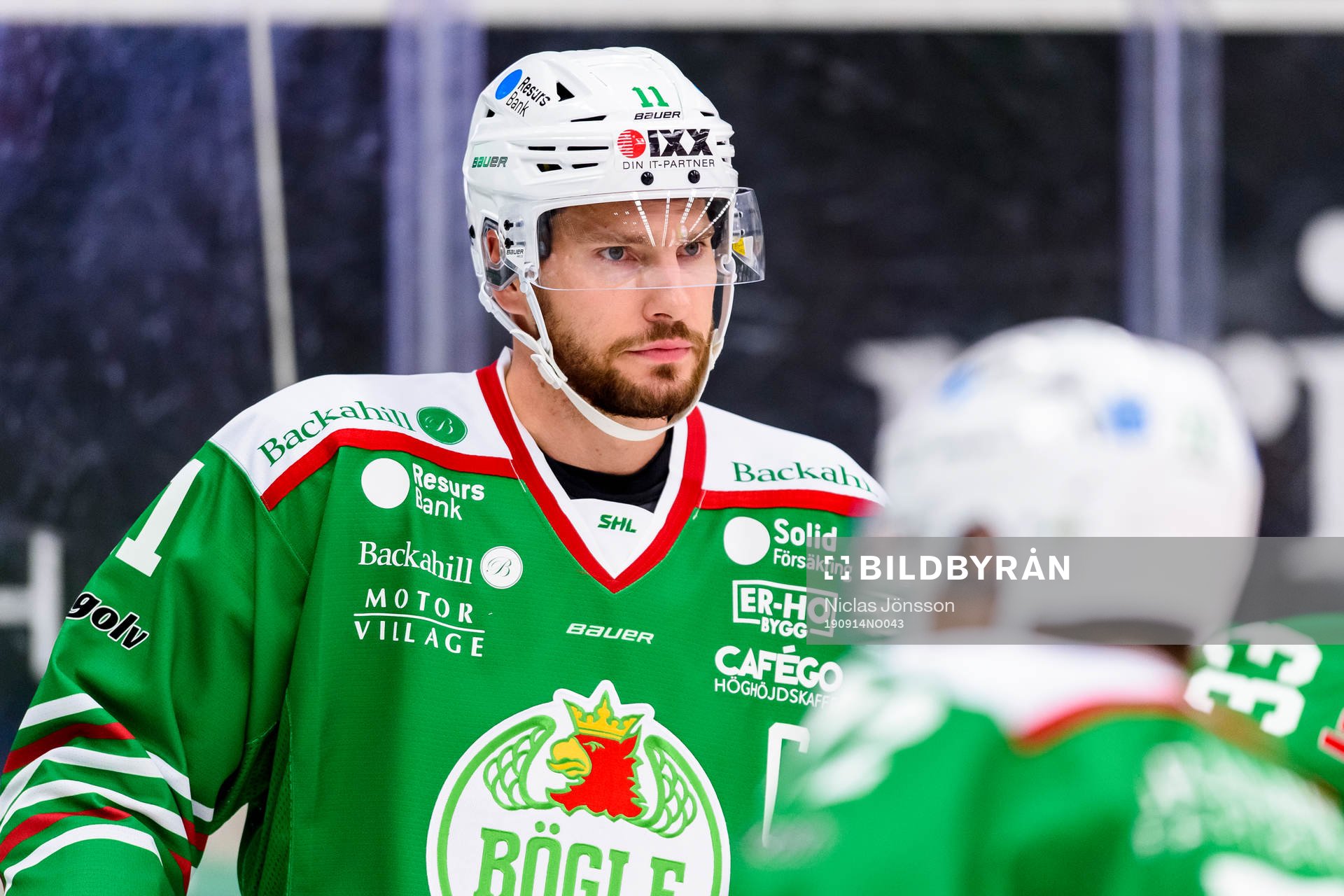 Rögles  Mattias Sjögren innan ishockeymatchen i SHL