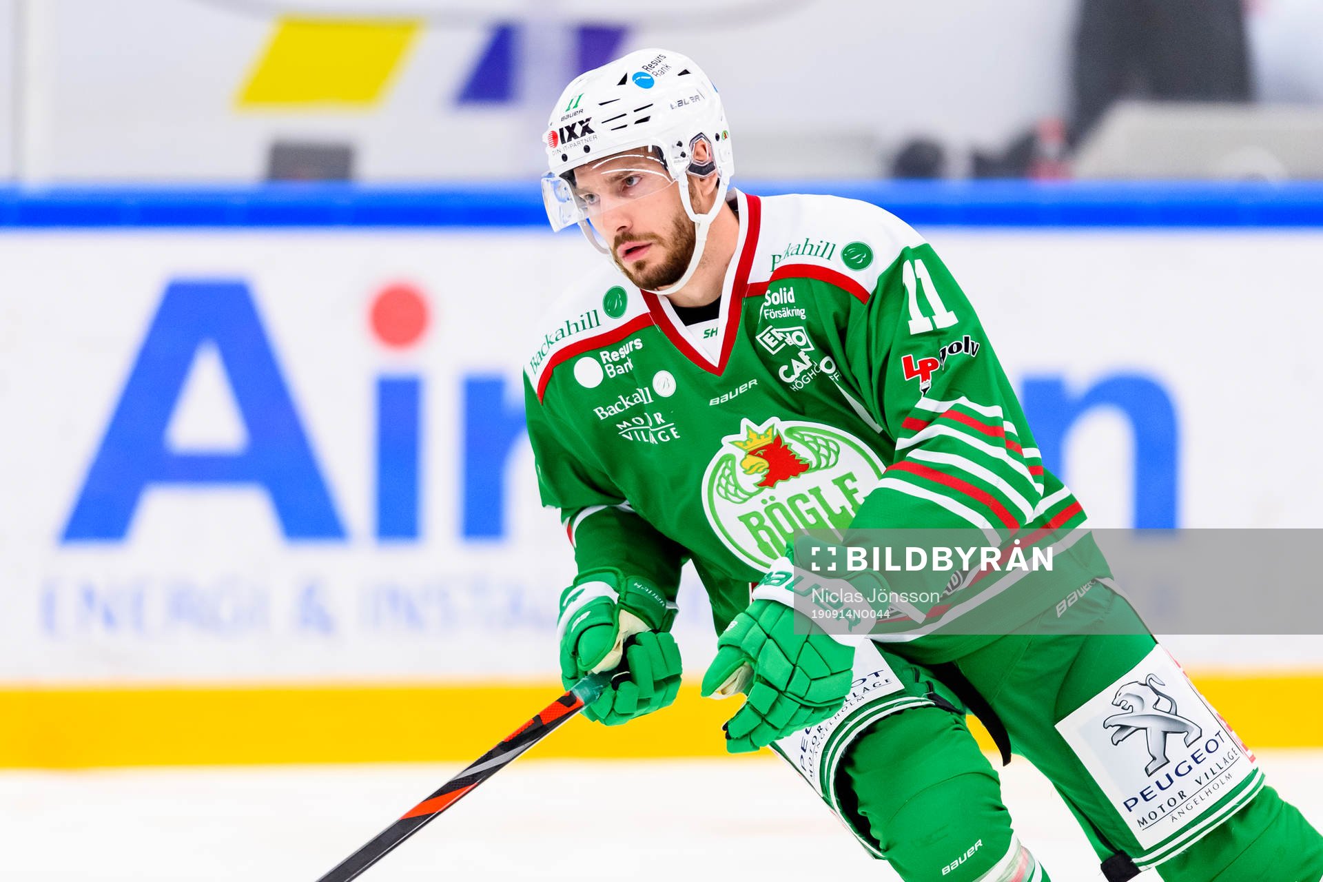 Rögles  Mattias Sjögren innan ishockeymatchen i SHL