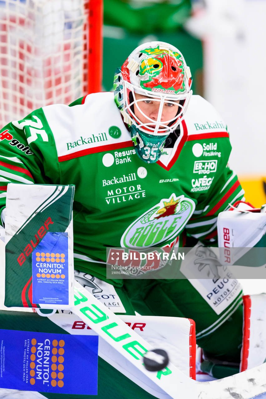 Rögles  målvakt Roman Will innan ishockeymatchen i SHL