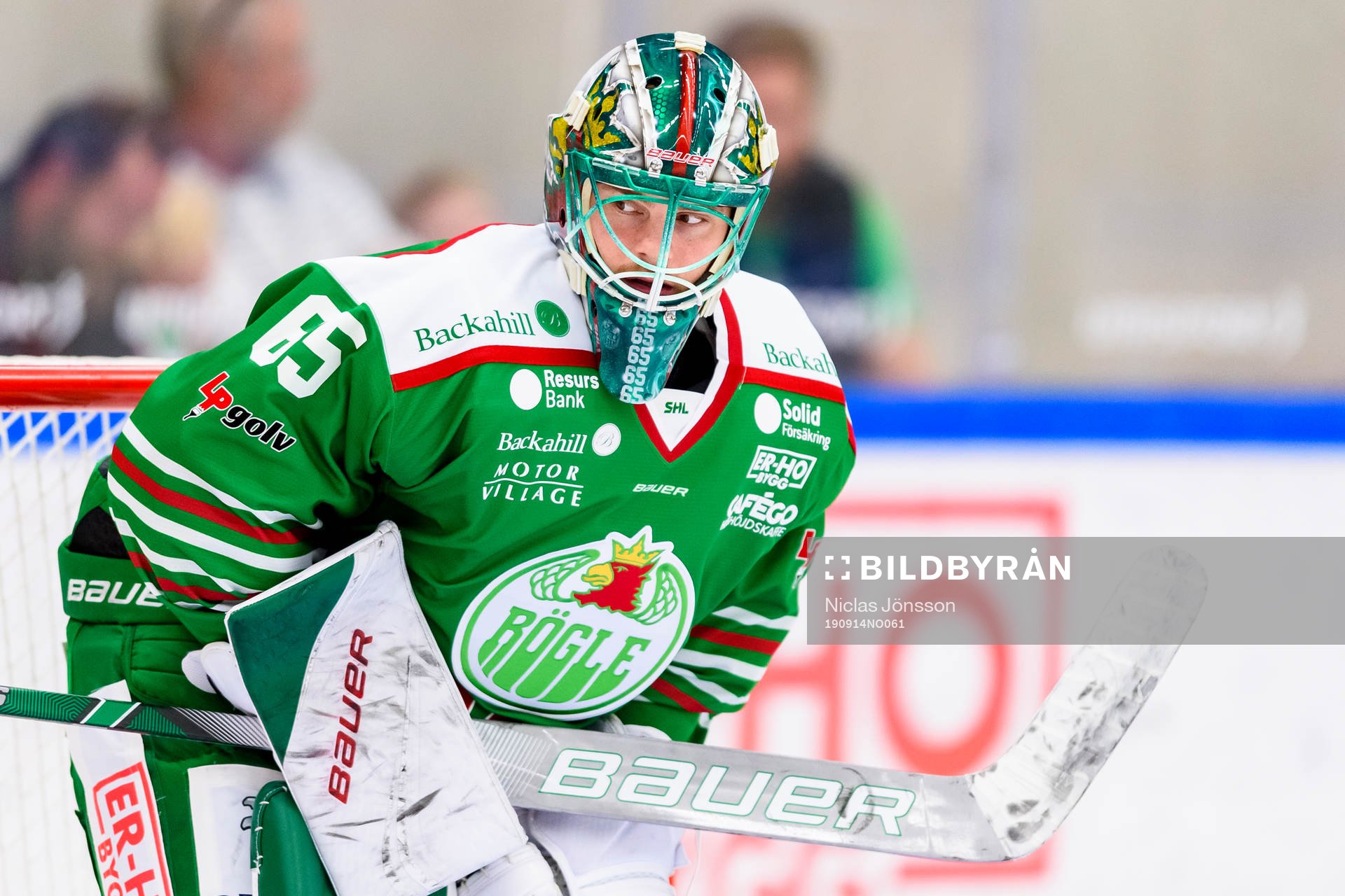 Rögles målvakt Christoffer Rifalk innan  ishockeymatchen