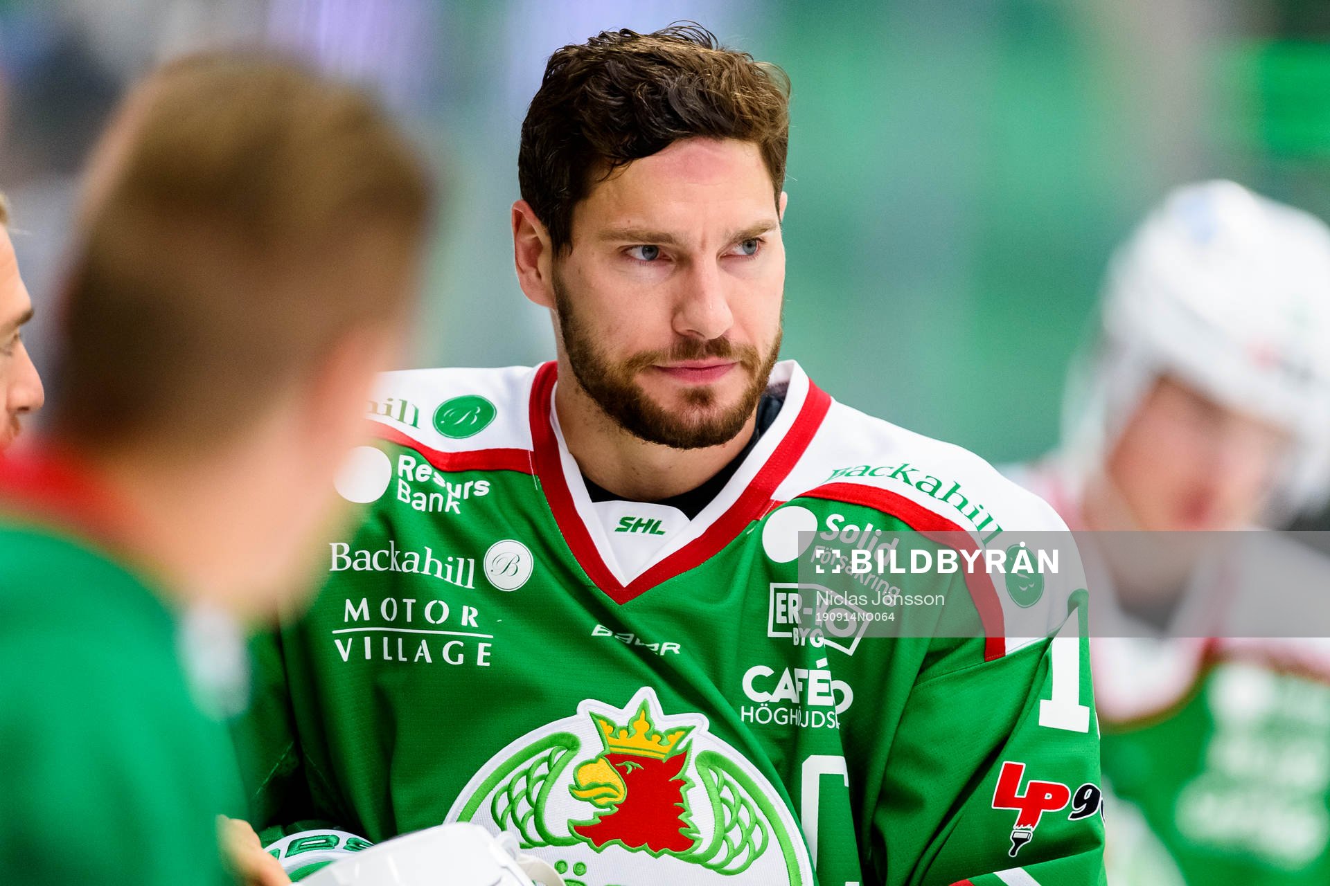 Rögles  Mattias Sjögren innan  ishockeymatchen i SHL