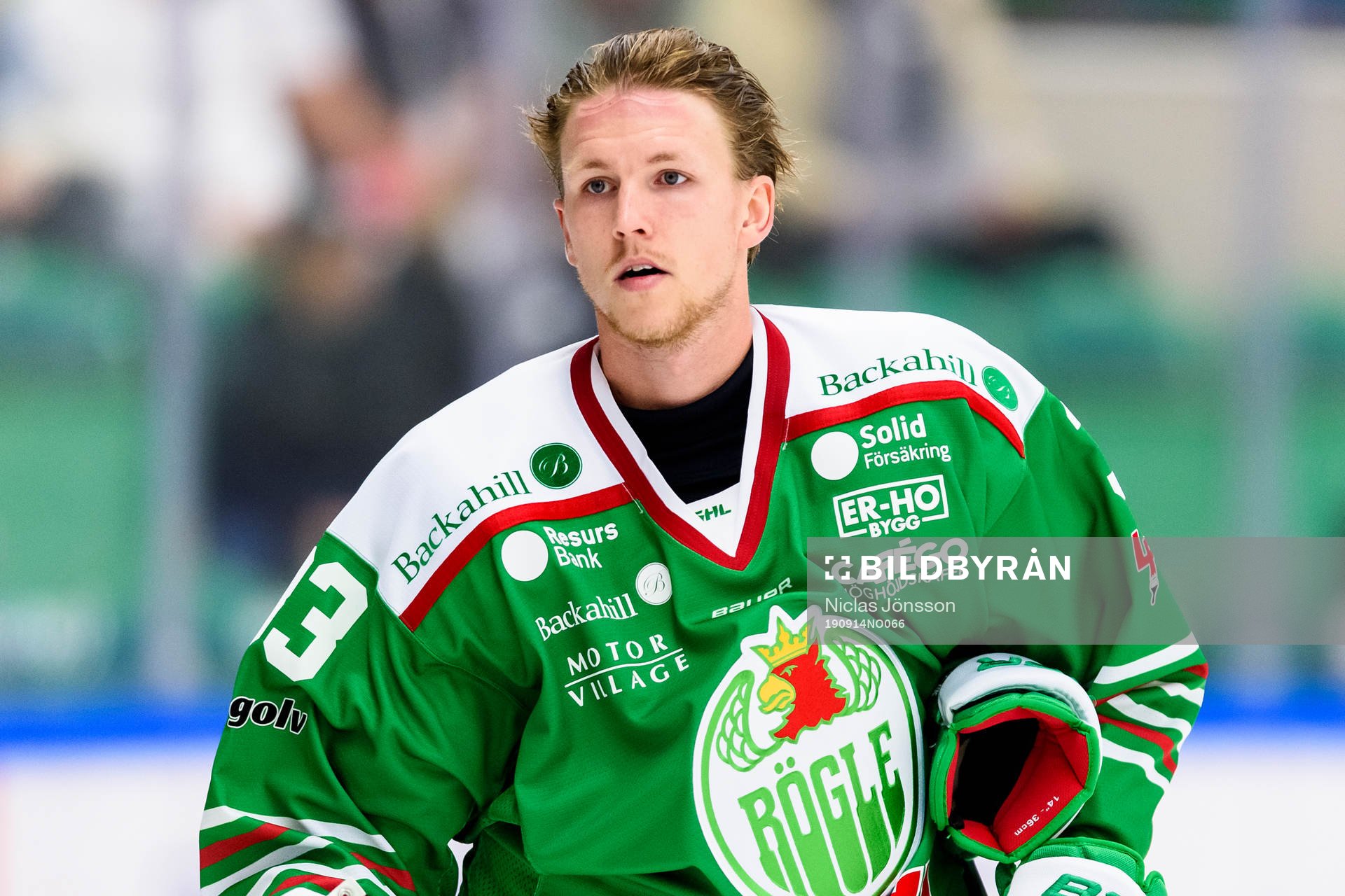 Rögles  Niklas Hansson  innan ishockeymatchen i SHL mellan