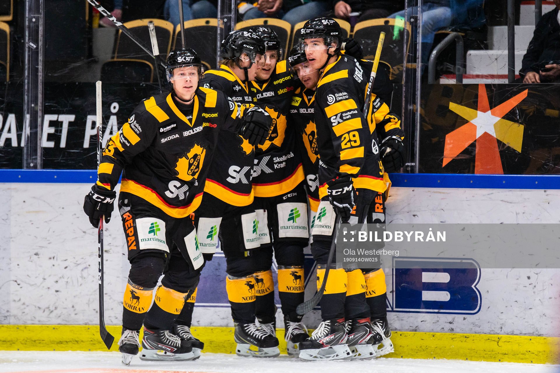 Skellefteå Niclas Burström jublar med lagkamrater