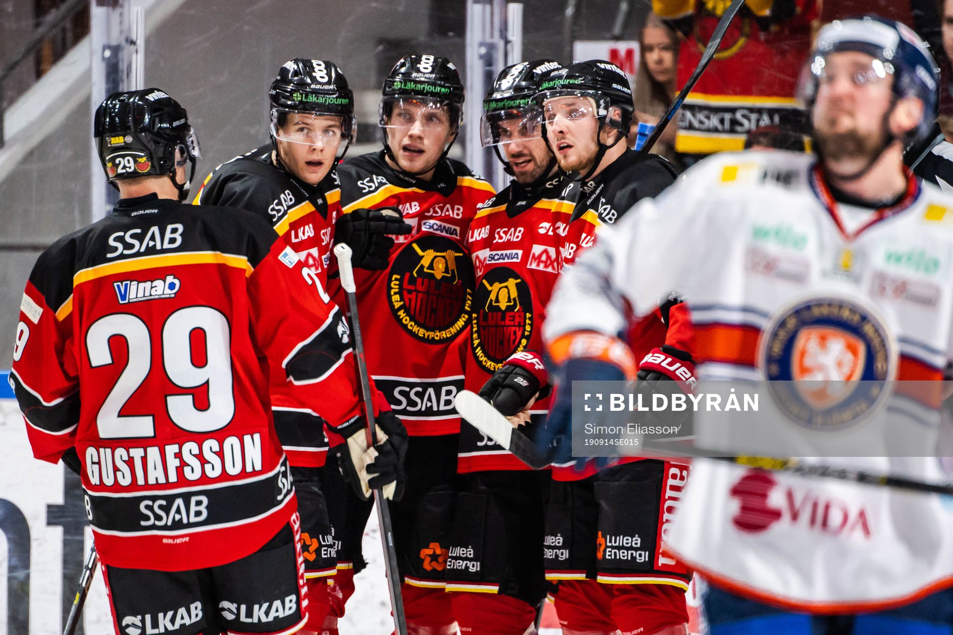 Luleås Petter Emanuelsson jublar med lagkamrater