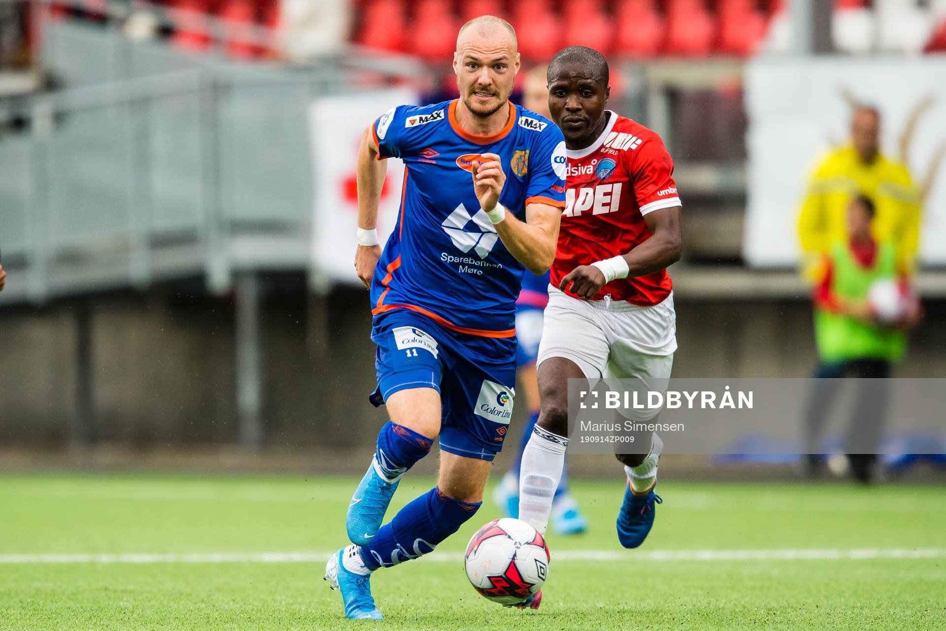 Aron Elis Thrandarson of Aalesund and Joel Landry Tsfack