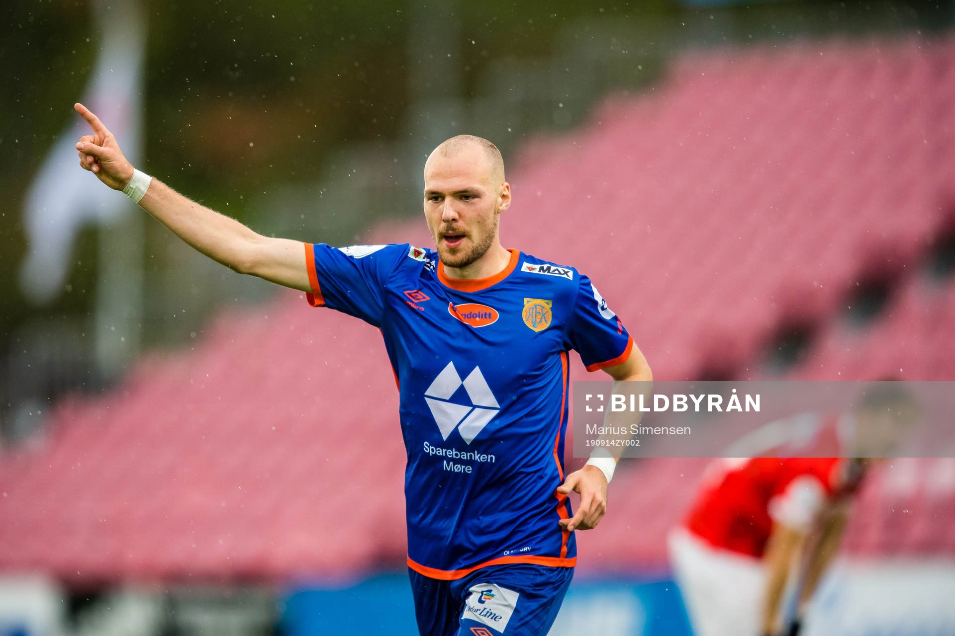 Aron Elis Thrandarson of Aalesund celebrates