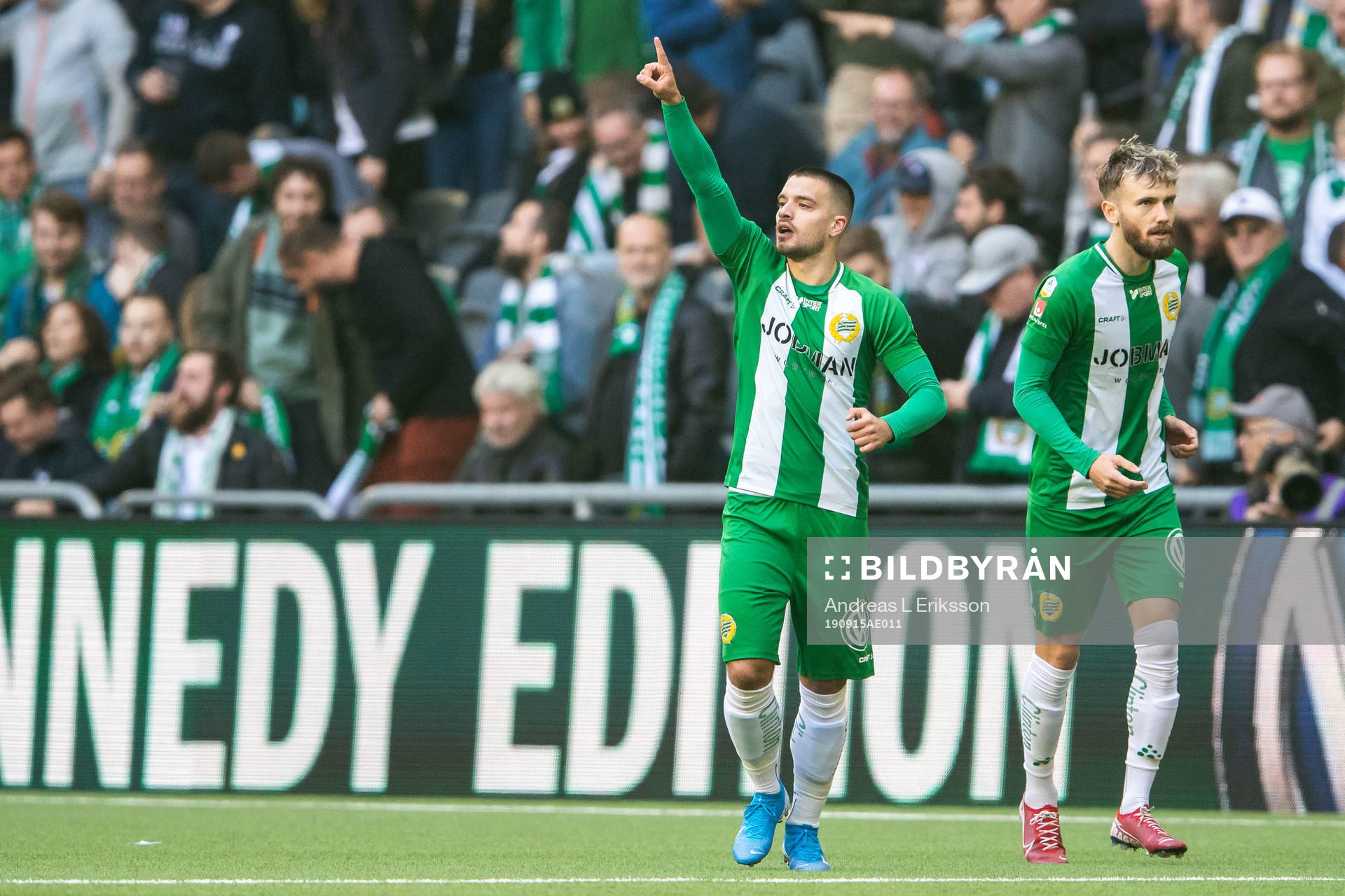 Hammarbys Vladimir Rodic jublar med Simon Sandberg efter 1-0 under fotbollsmatchen i Allsvenskan mellan Hammarby och IFK Göteborg den 15 september 2019 i Stockholm.
