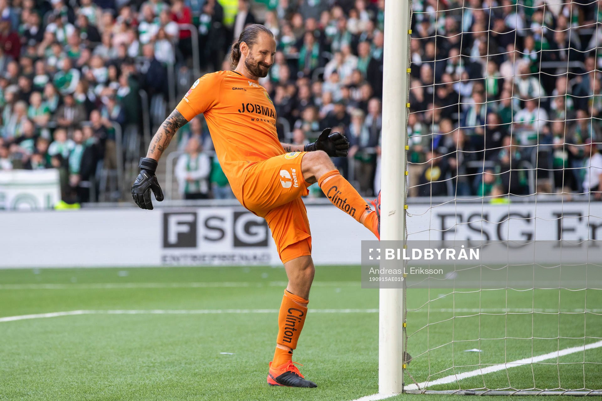 Hammarbys målvakt Johan Wiland reagerar