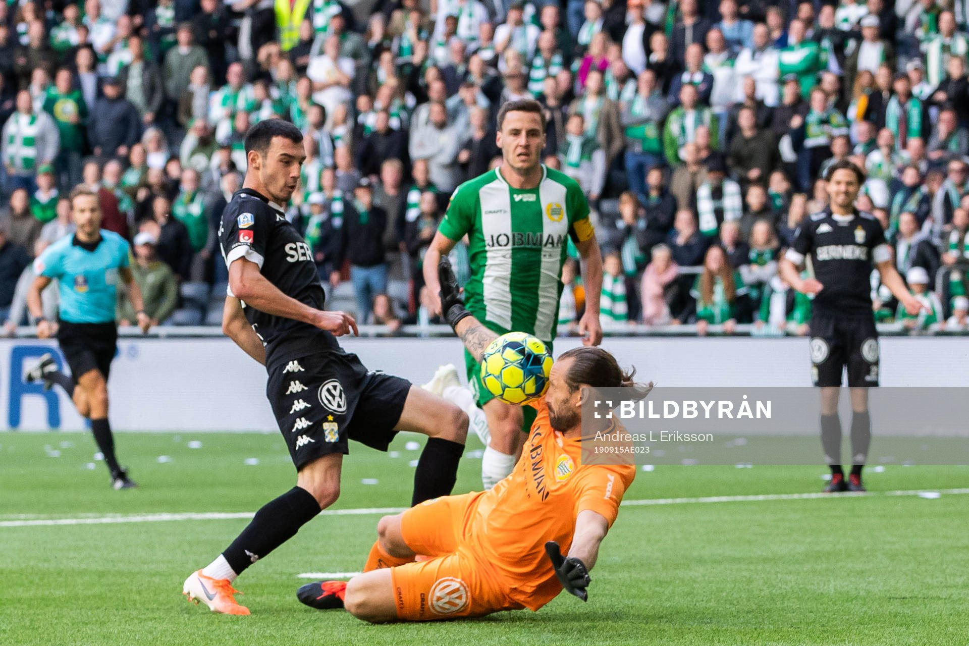 Hammarbys målvakt Johan Wiland räddar ett friläge från