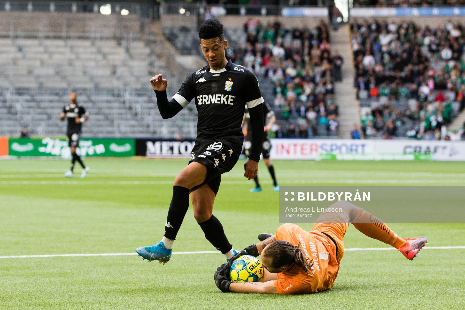 IFK Göteborgs Tobias Sana och Hammarbys målvakt Johan