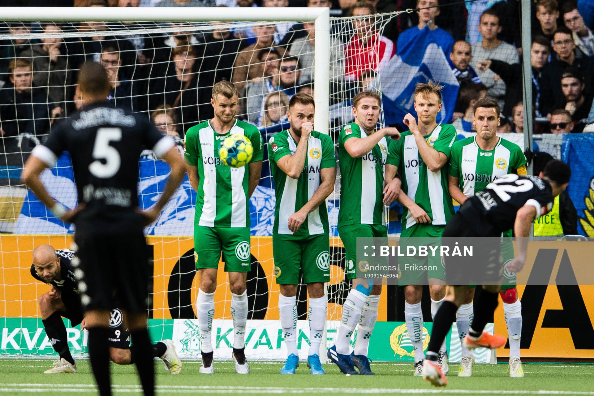 IFK Göteborgs Giorgi Kharaishvili splår en frispark mot