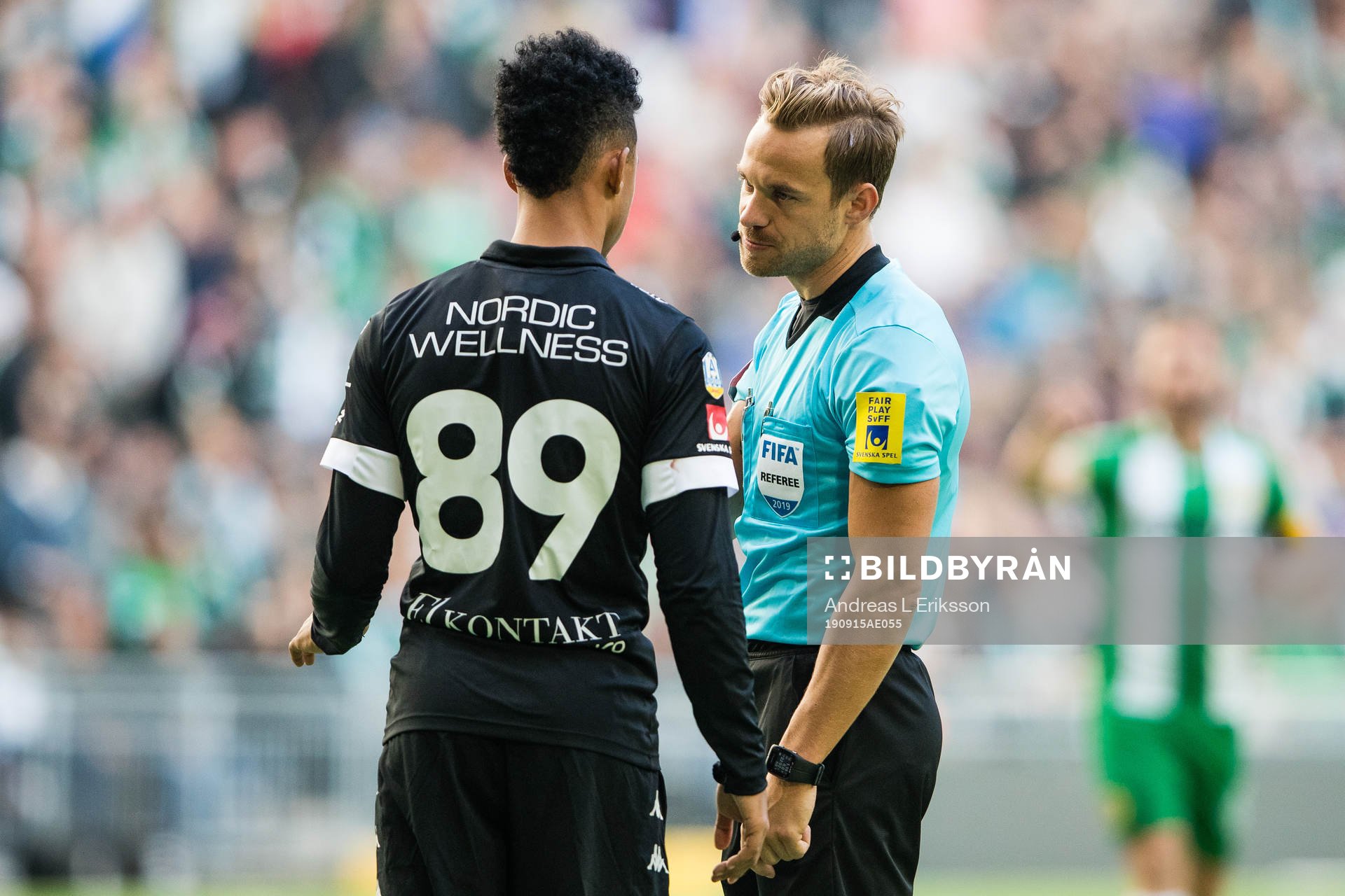 IFK Göteborgs Tobias Sana talar med domare Kristoffer Karlsson under fotbollsmatchen i Allsvenskan mellan Hammarby och IFk Göteborg den 15 september 2019 i Stockholm.