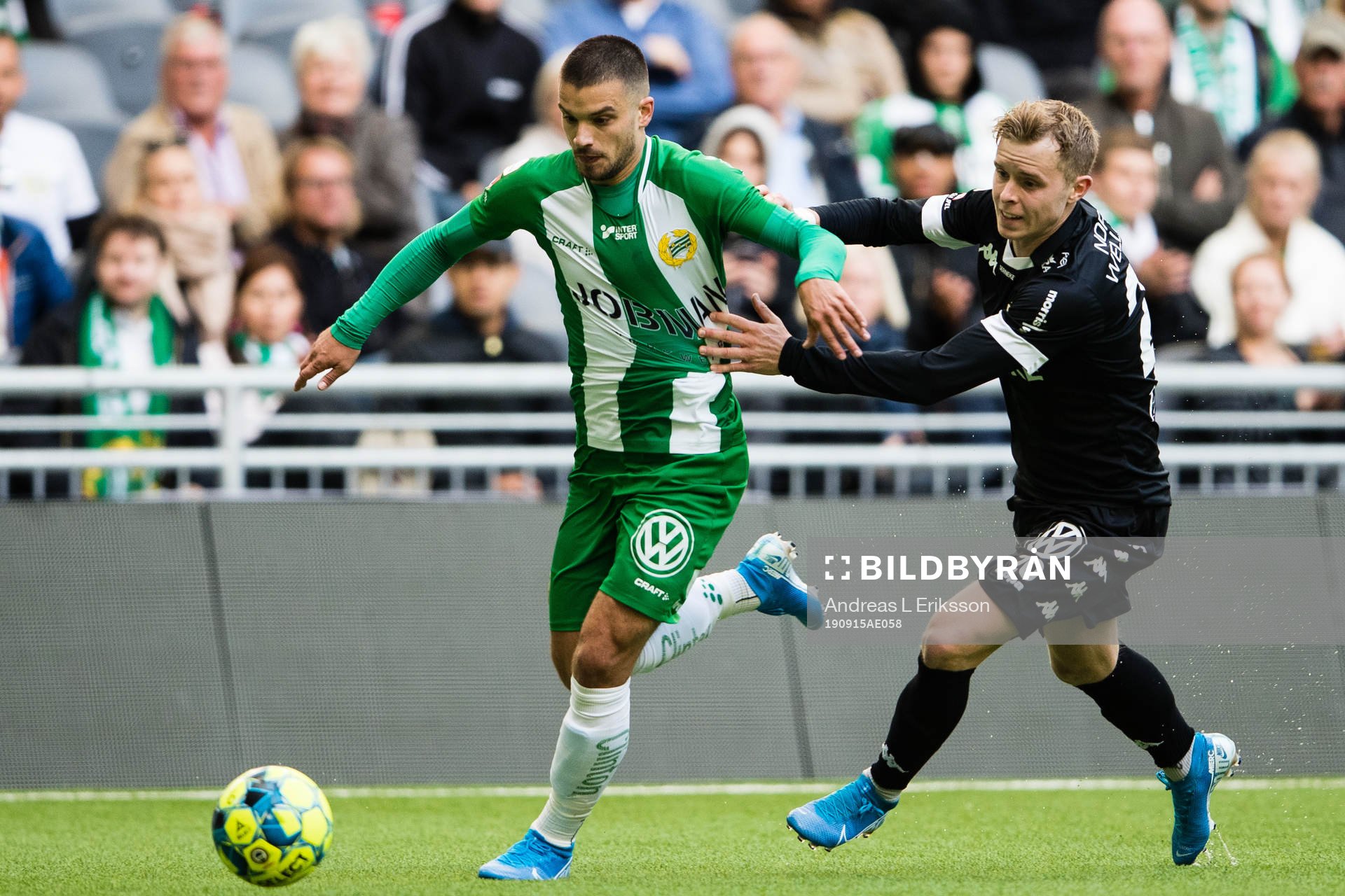 Hammarbys Vladimir Rodic jagas av IFK Göteborgs Victor
