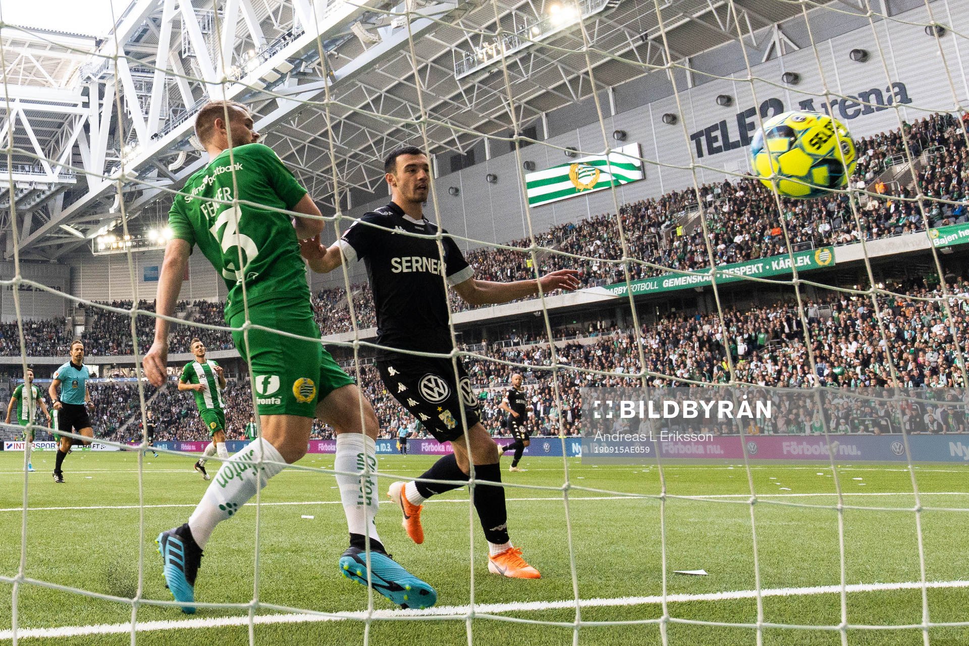 Hammarbys Mads Fenger Nielsen ser hur IFK Göteborgs Giorgi