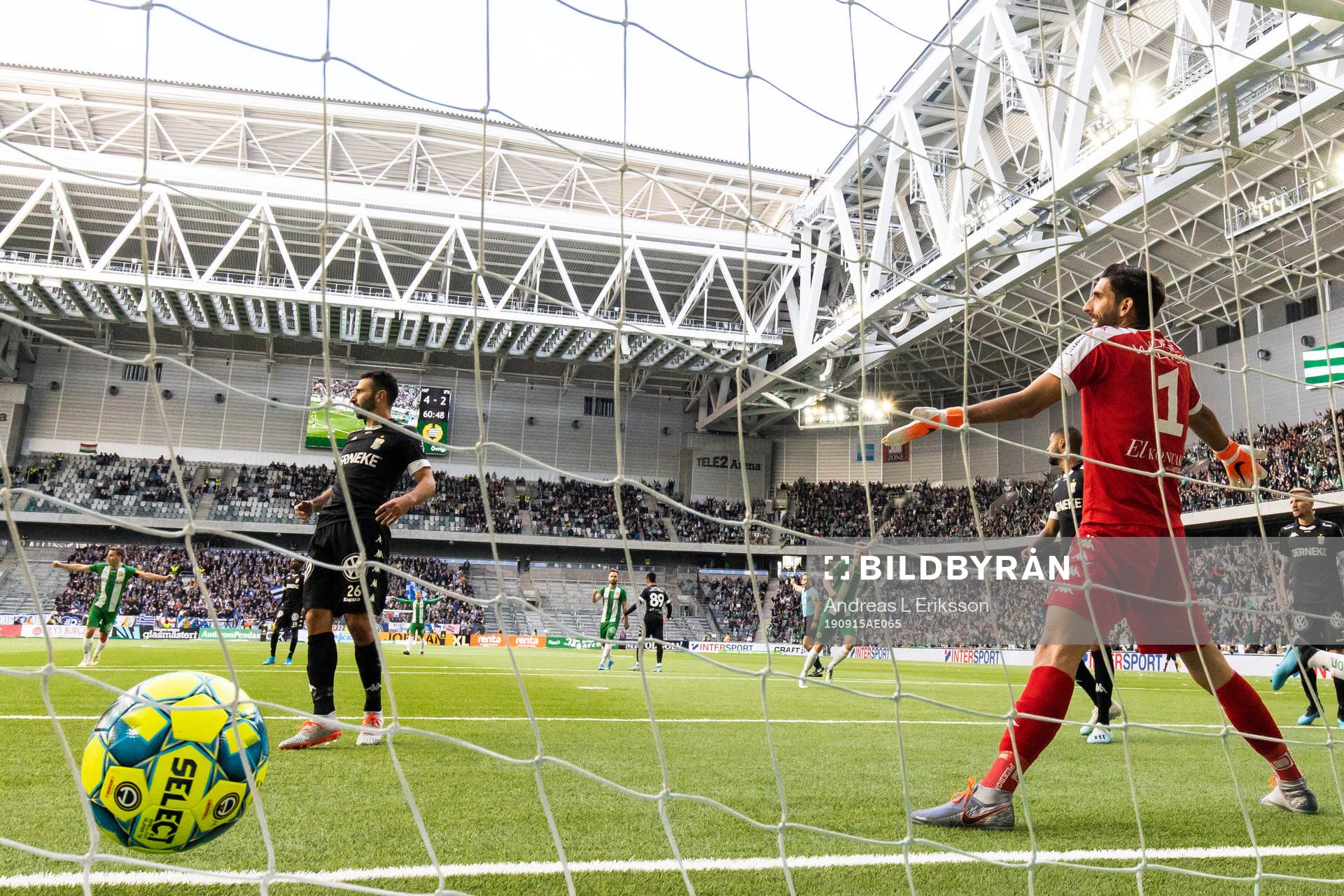 Hammarbys Mads Fenger Nielsen (ej i bild) gör 5-2 för Hammarbys bakom IFK Göteborgs målvakt Ioannis Anestis under fotbollsmatchen i Allsvenskan mellan Hammarby och IFk Göteborg den 15 september 2019 i Stockholm.