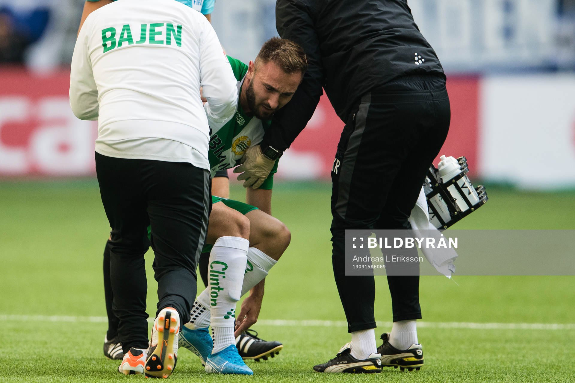 Hammarbys Muamer Tankovic hjälps upp på fötter