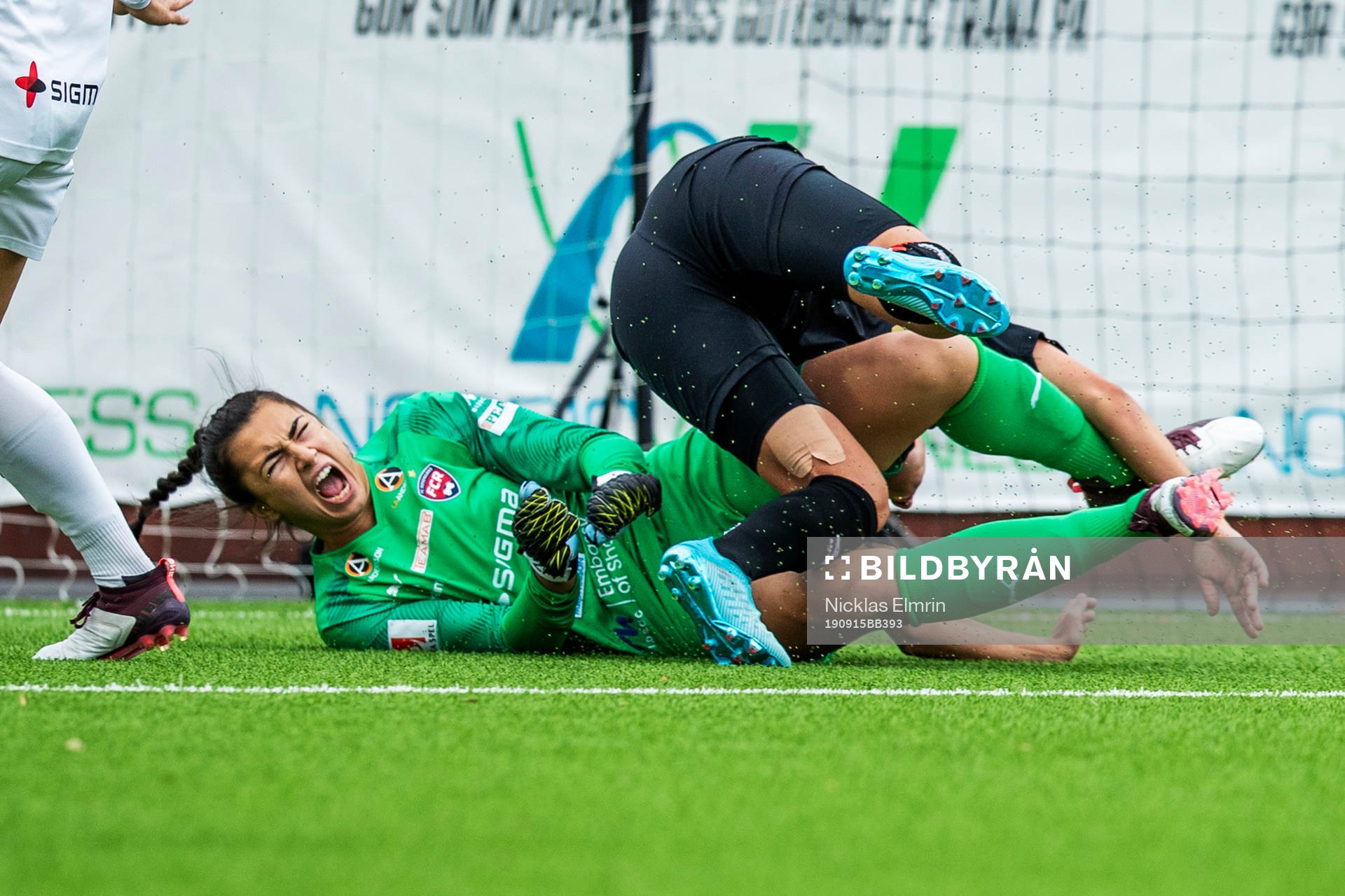 Rosengårds målvakt Zecira Musovic i kamp med Göteborgs Julia Zigiotti Olme under fotbollsmatchen i Damallsvenskan mellan Kopparbergs/Göteborg och Rosengård den 15 september 2019 i Göteborg.