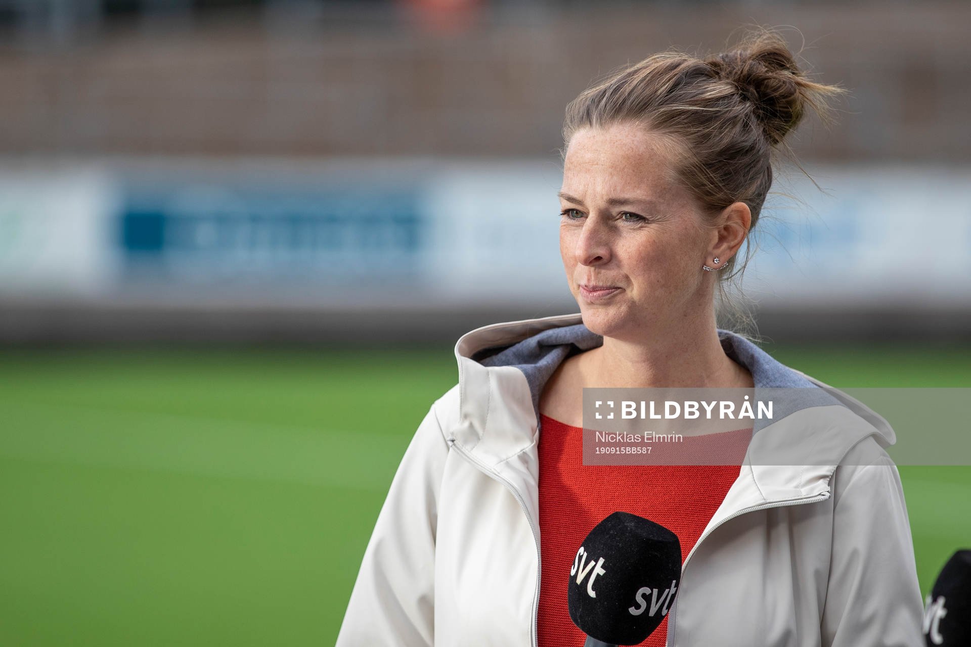 s fotbolls expert Lotta Schelin innan fotbollsmatchen i