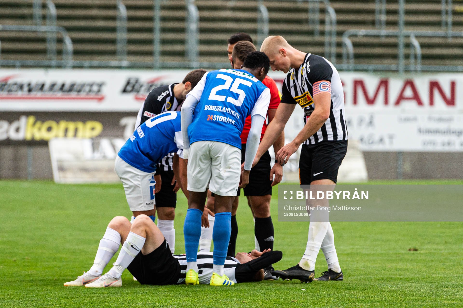Landskronas Jonathan Asp har ont och ses om av lagkamrater