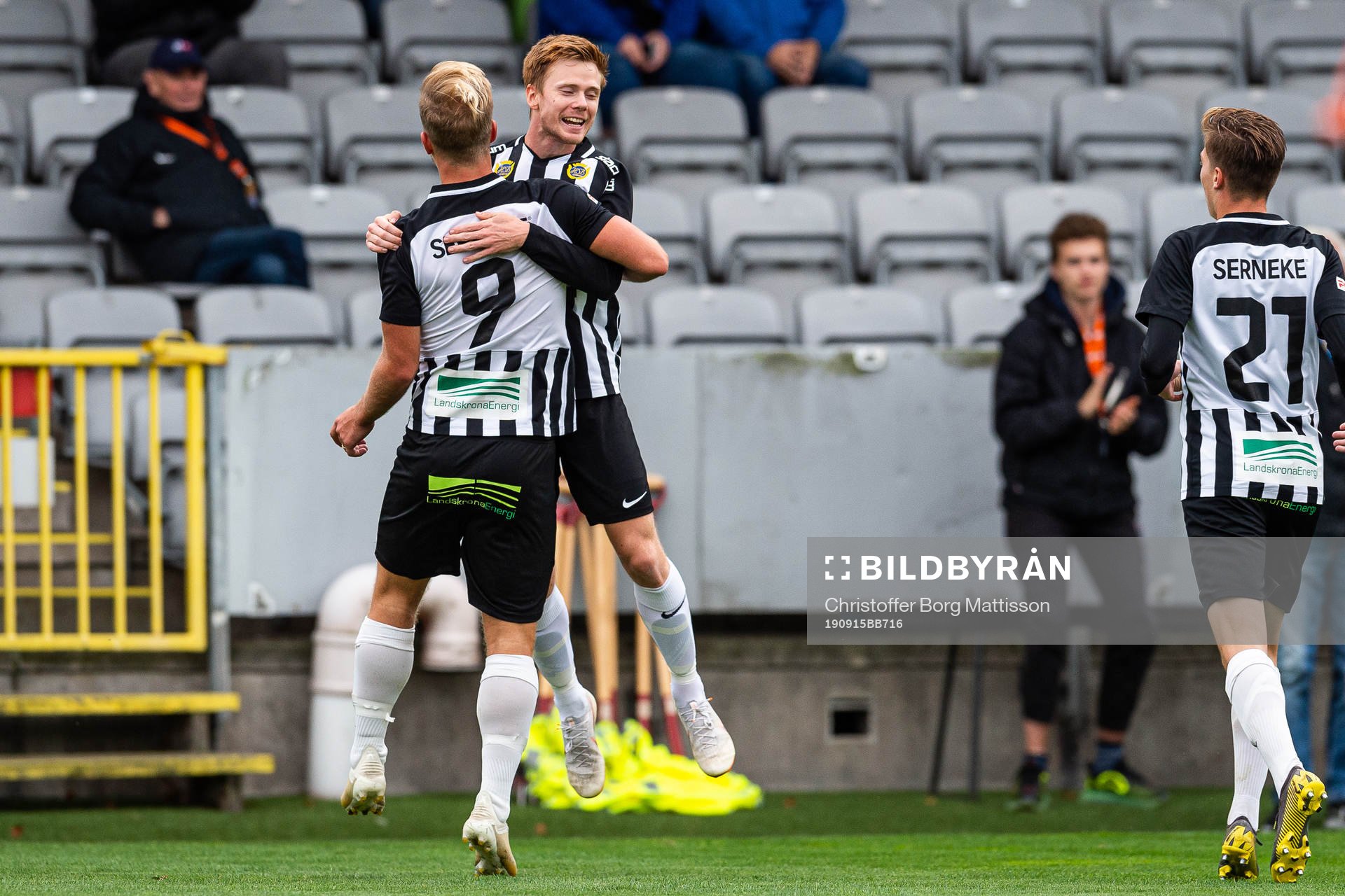 Landskronas Linus Olsson och Dennis Olofsson jublar