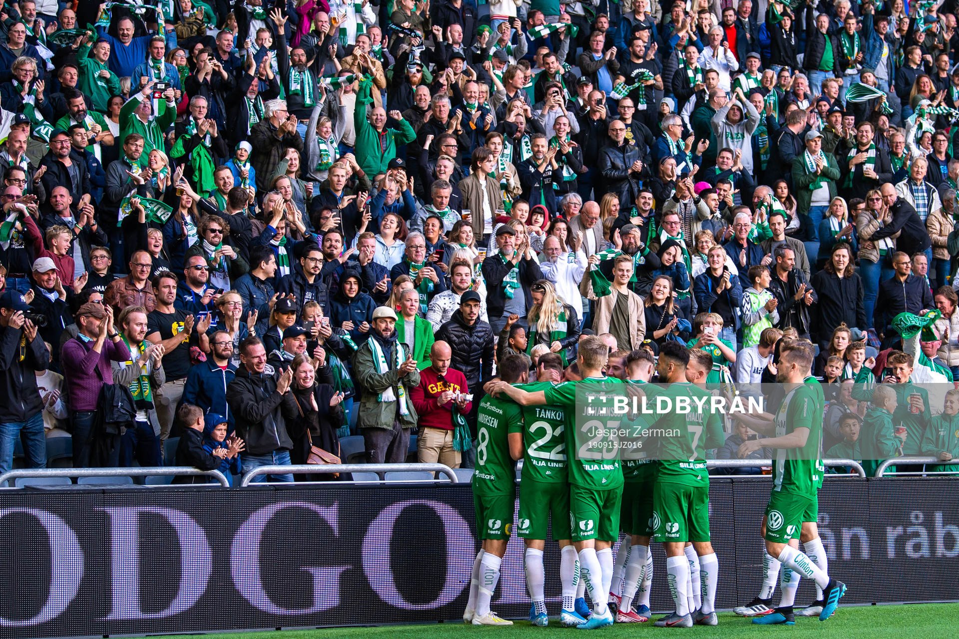 Hammarbys Vladimir Rodic jublar med lagkamrater