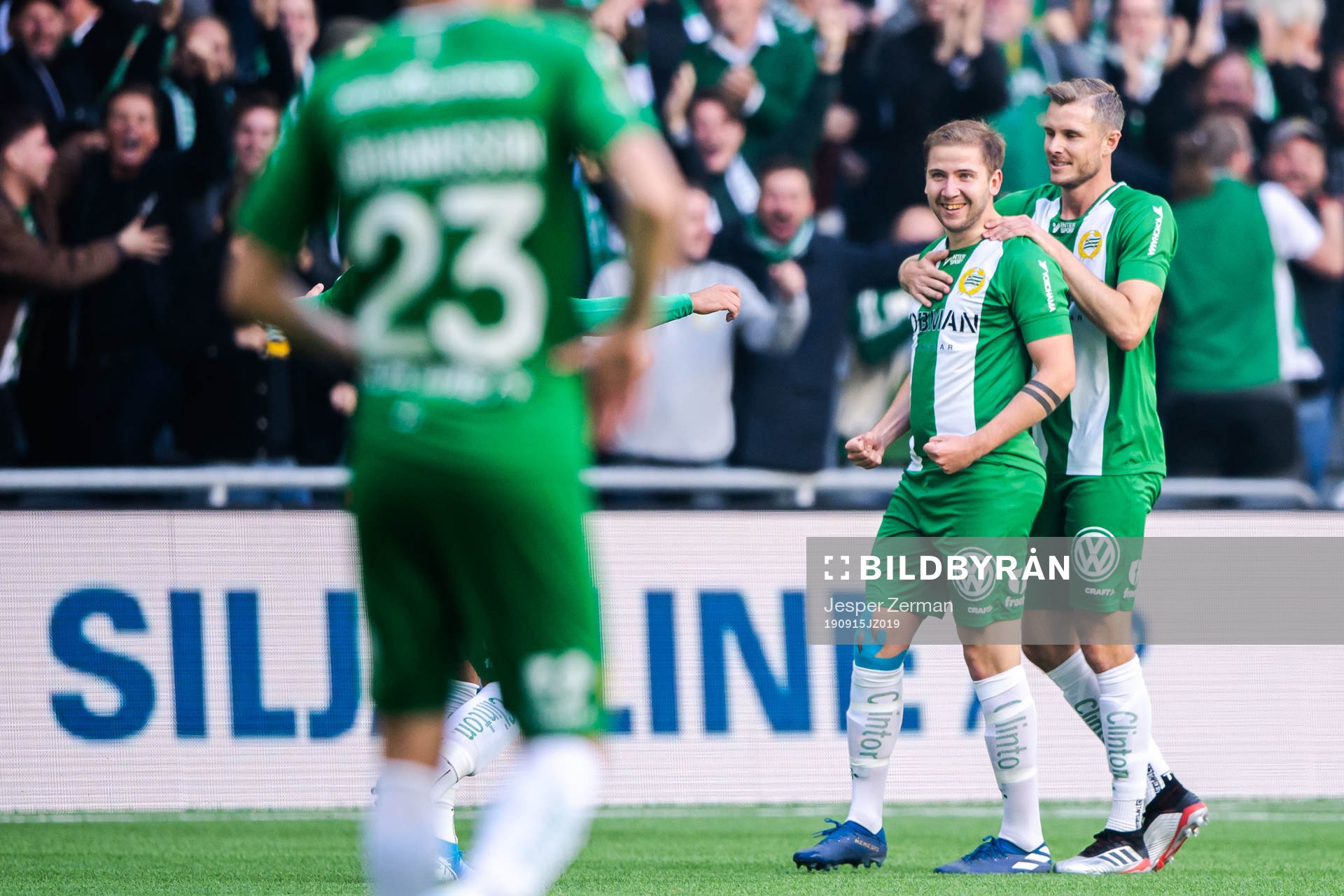 Hammarbys Darijan Bojanic jublar med lagkamrater