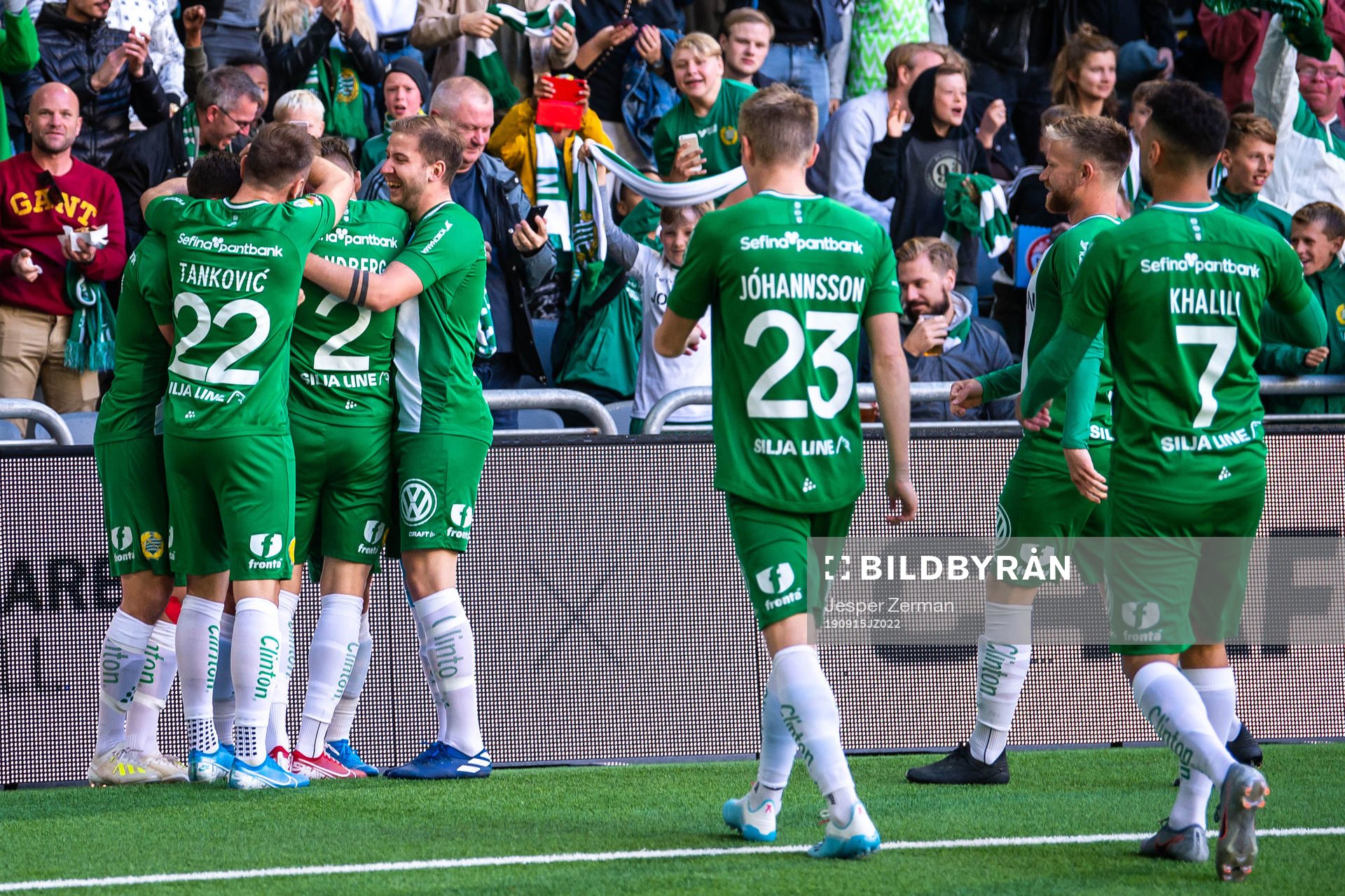 Hammarbys Vladimir Rodic jublar med lagkamrater