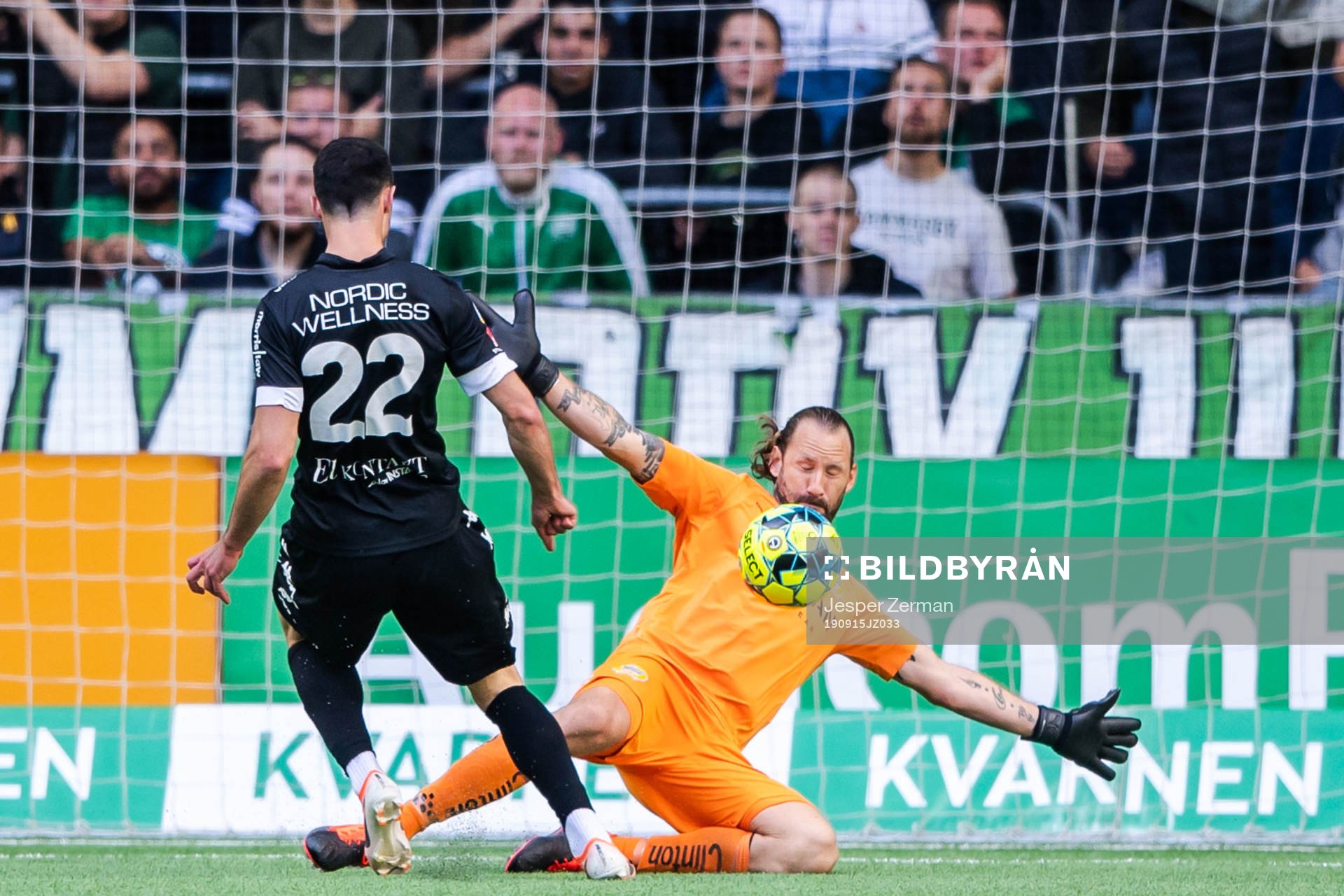 Hammarbys målvakt Johan Wiland räddar från ett friläge