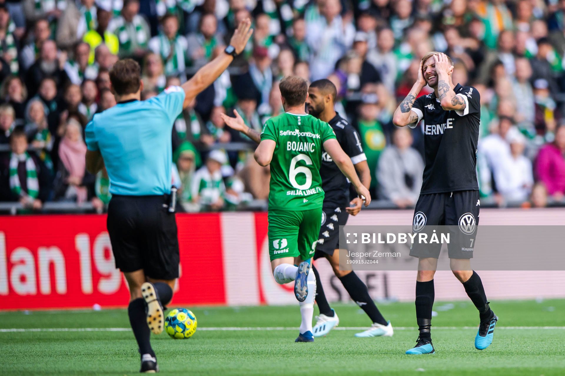 IFK Göteborgs Sebastian Eriksson reagerar på ett domslut