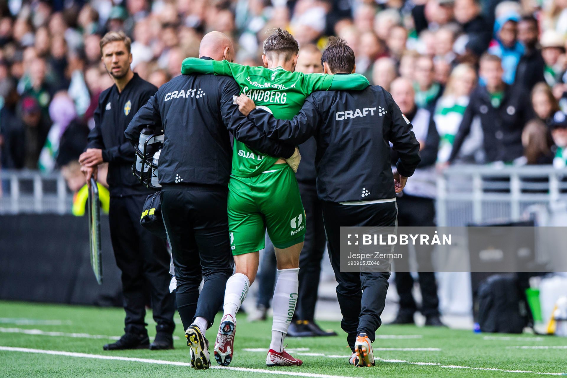 Hammarbys Simon Sandberg får hjälp av planen